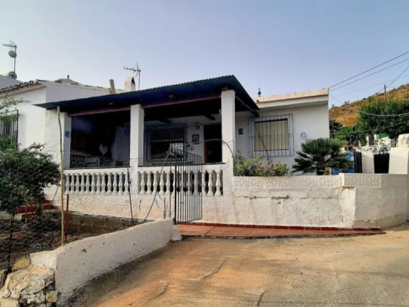 Villa with garden, private pool and three large terraces with sea views.