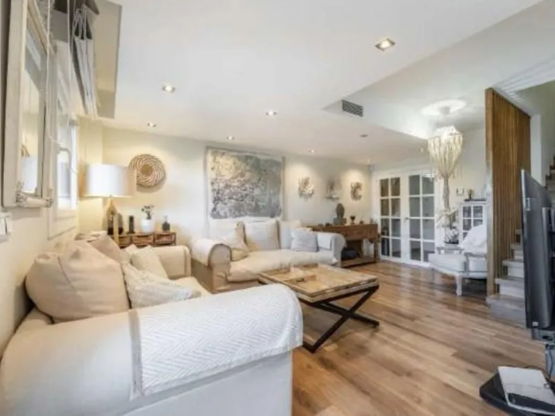 Breath-taking, stunning, bright, luxurious  and spacious duplex penthouse apartment located next to the award winning marina of Benalmadena, with its array of shops, bars ,cafes, restaurants luxury yachts  plus, of course,  beautiful sandy beaches within 