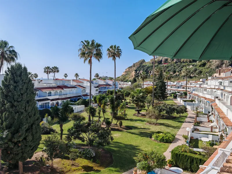 Town House for sale in , Manilva with 3 bedrooms, 2 bathrooms and with orientation south/east, with communal swimming pool, private garage (1 parking spaces) and private garden. Regarding property dimensions, it has 142 m² built and 25 m² terrace. Has the