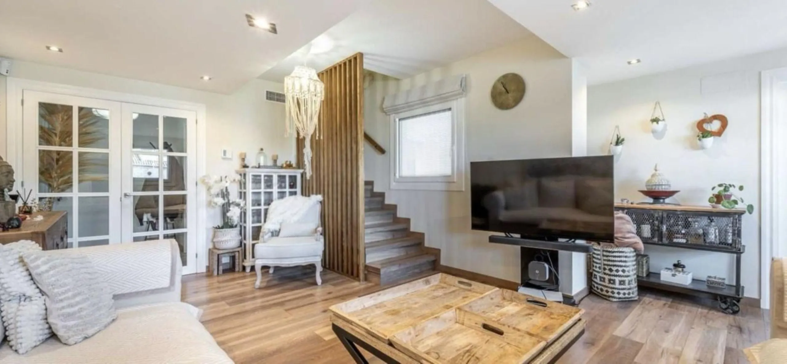 Breath-taking, stunning, bright, luxurious  and spacious duplex penthouse apartment located next to the award winning marina of Benalmadena, with its array of shops, bars ,cafes, restaurants luxury yachts  plus, of course,  beautiful sandy beaches within 