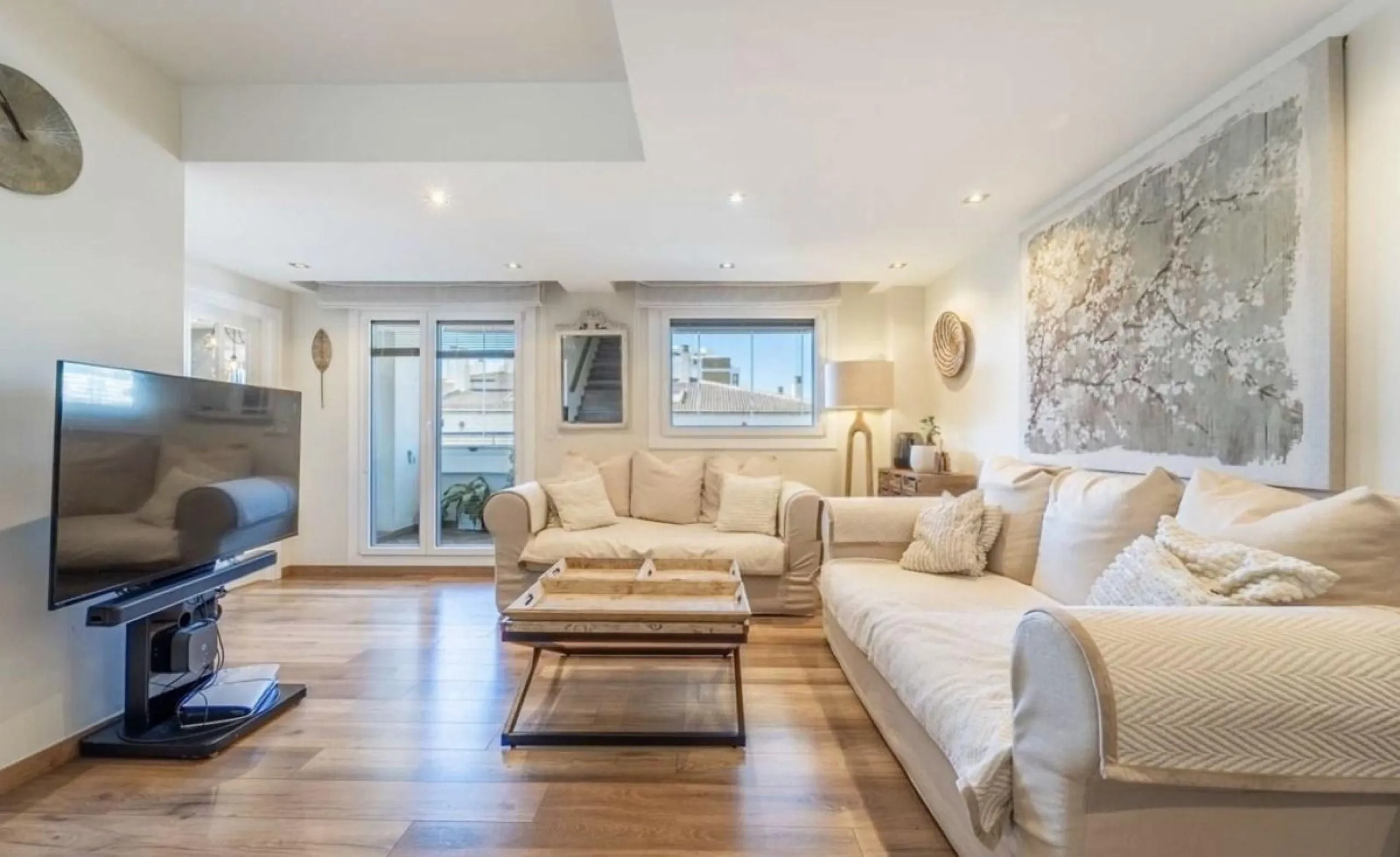 Breath-taking, stunning, bright, luxurious  and spacious duplex penthouse apartment located next to the award winning marina of Benalmadena, with its array of shops, bars ,cafes, restaurants luxury yachts  plus, of course,  beautiful sandy beaches within 