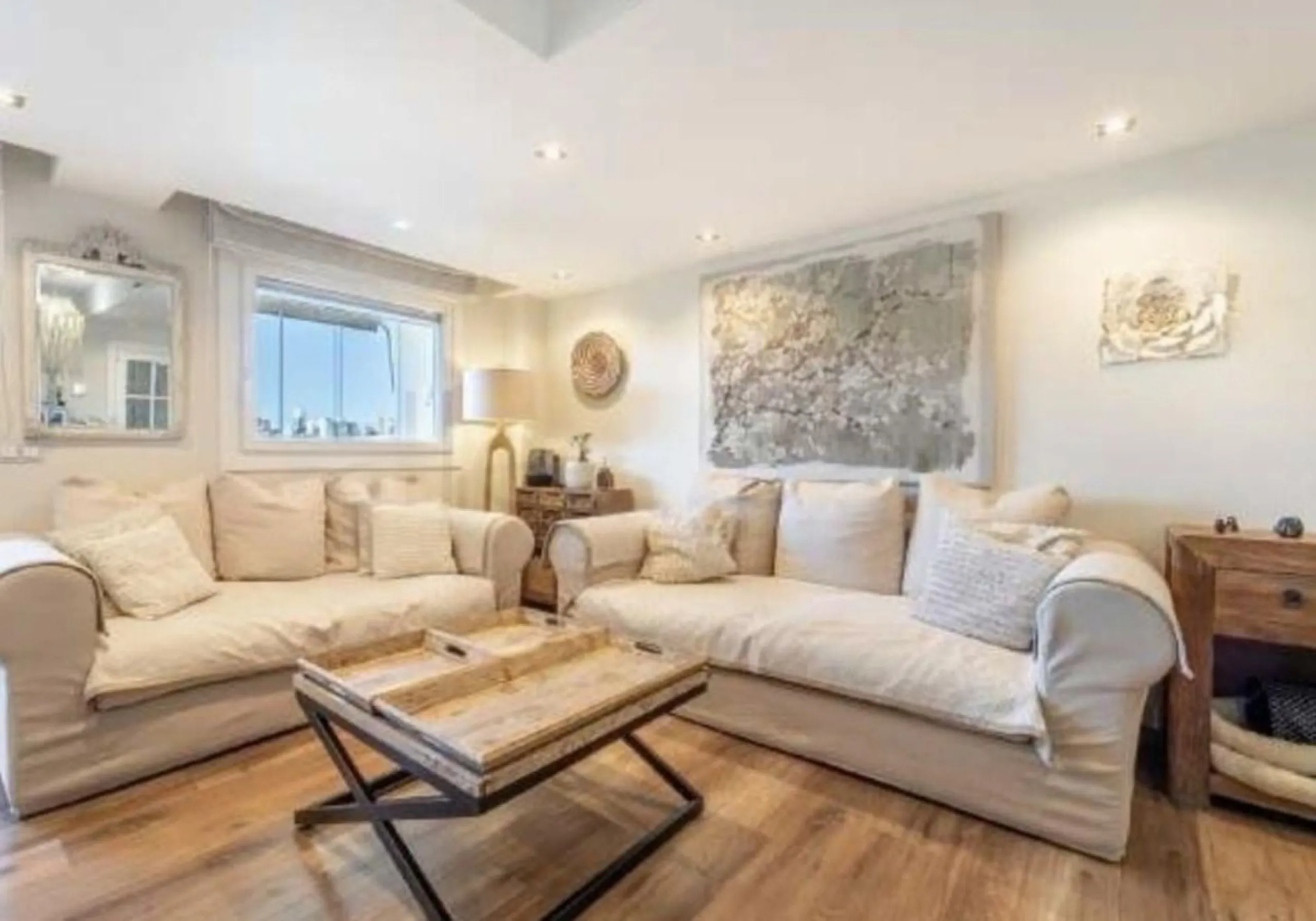 Breath-taking, stunning, bright, luxurious  and spacious duplex penthouse apartment located next to the award winning marina of Benalmadena, with its array of shops, bars ,cafes, restaurants luxury yachts  plus, of course,  beautiful sandy beaches within 