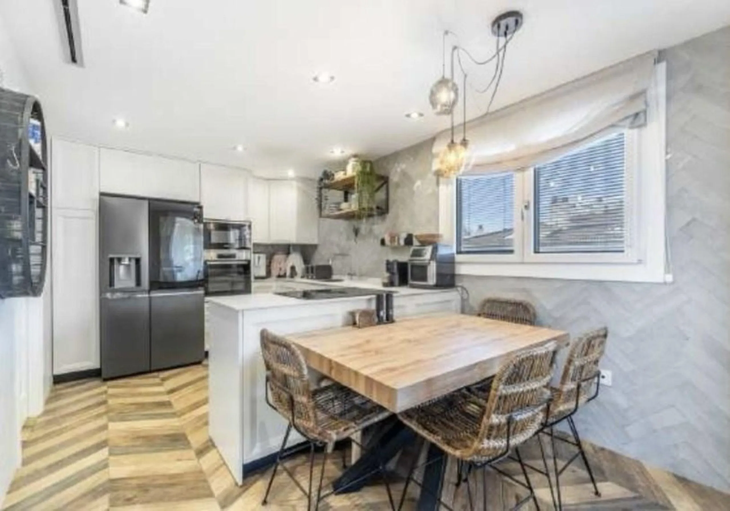 Breath-taking, stunning, bright, luxurious  and spacious duplex penthouse apartment located next to the award winning marina of Benalmadena, with its array of shops, bars ,cafes, restaurants luxury yachts  plus, of course,  beautiful sandy beaches within 