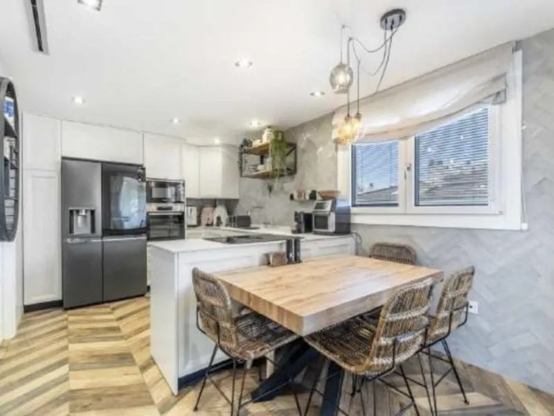 Breath-taking, stunning, bright, luxurious  and spacious duplex penthouse apartment located next to the award winning marina of Benalmadena, with its array of shops, bars ,cafes, restaurants luxury yachts  plus, of course,  beautiful sandy beaches within 