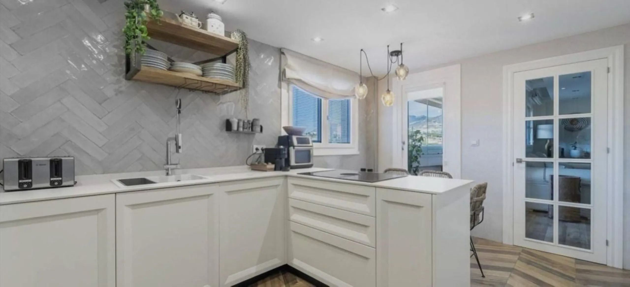 Breath-taking, stunning, bright, luxurious  and spacious duplex penthouse apartment located next to the award winning marina of Benalmadena, with its array of shops, bars ,cafes, restaurants luxury yachts  plus, of course,  beautiful sandy beaches within 