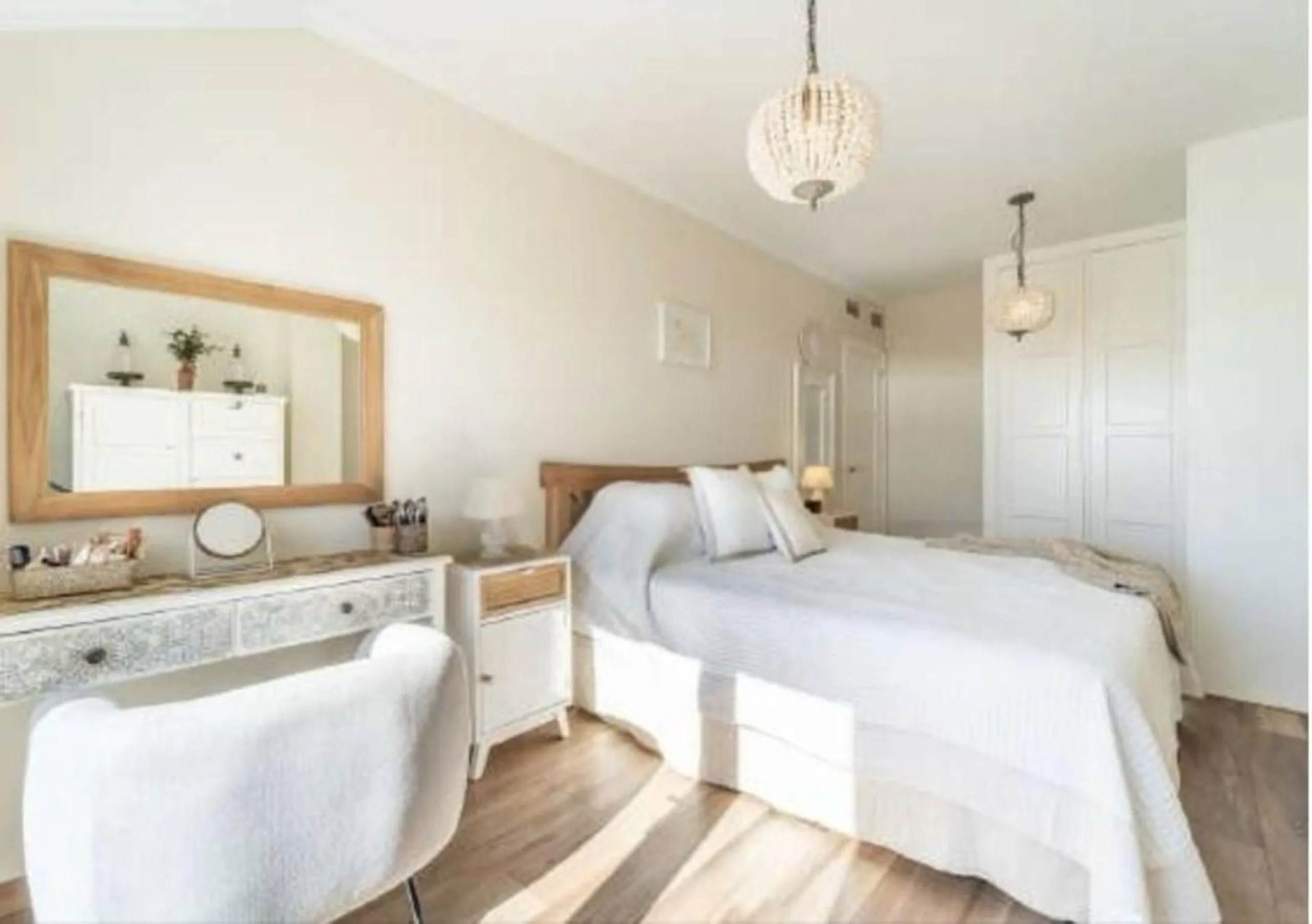 Breath-taking, stunning, bright, luxurious  and spacious duplex penthouse apartment located next to the award winning marina of Benalmadena, with its array of shops, bars ,cafes, restaurants luxury yachts  plus, of course,  beautiful sandy beaches within 