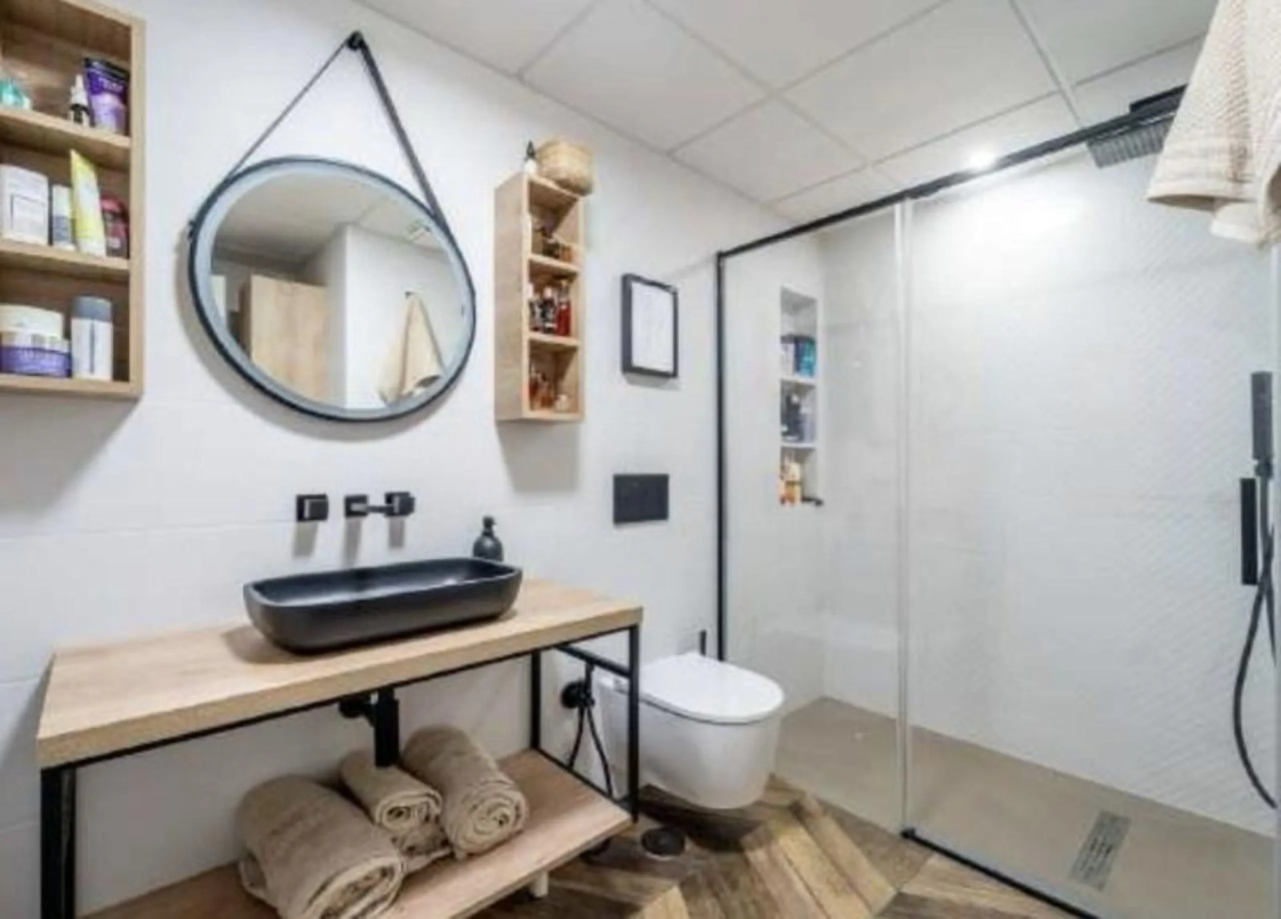 Breath-taking, stunning, bright, luxurious  and spacious duplex penthouse apartment located next to the award winning marina of Benalmadena, with its array of shops, bars ,cafes, restaurants luxury yachts  plus, of course,  beautiful sandy beaches within 