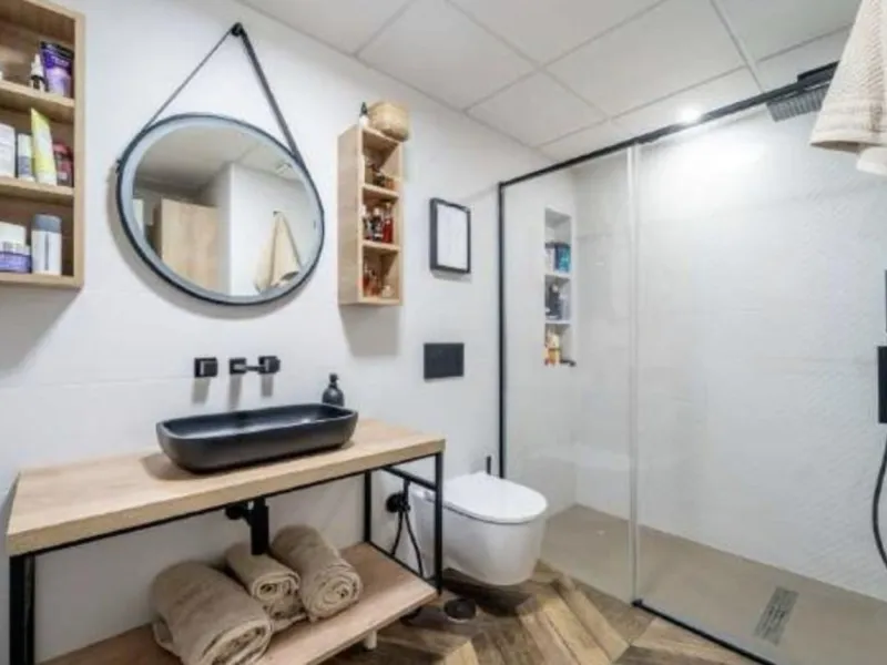 Breath-taking, stunning, bright, luxurious  and spacious duplex penthouse apartment located next to the award winning marina of Benalmadena, with its array of shops, bars ,cafes, restaurants luxury yachts  plus, of course,  beautiful sandy beaches within 