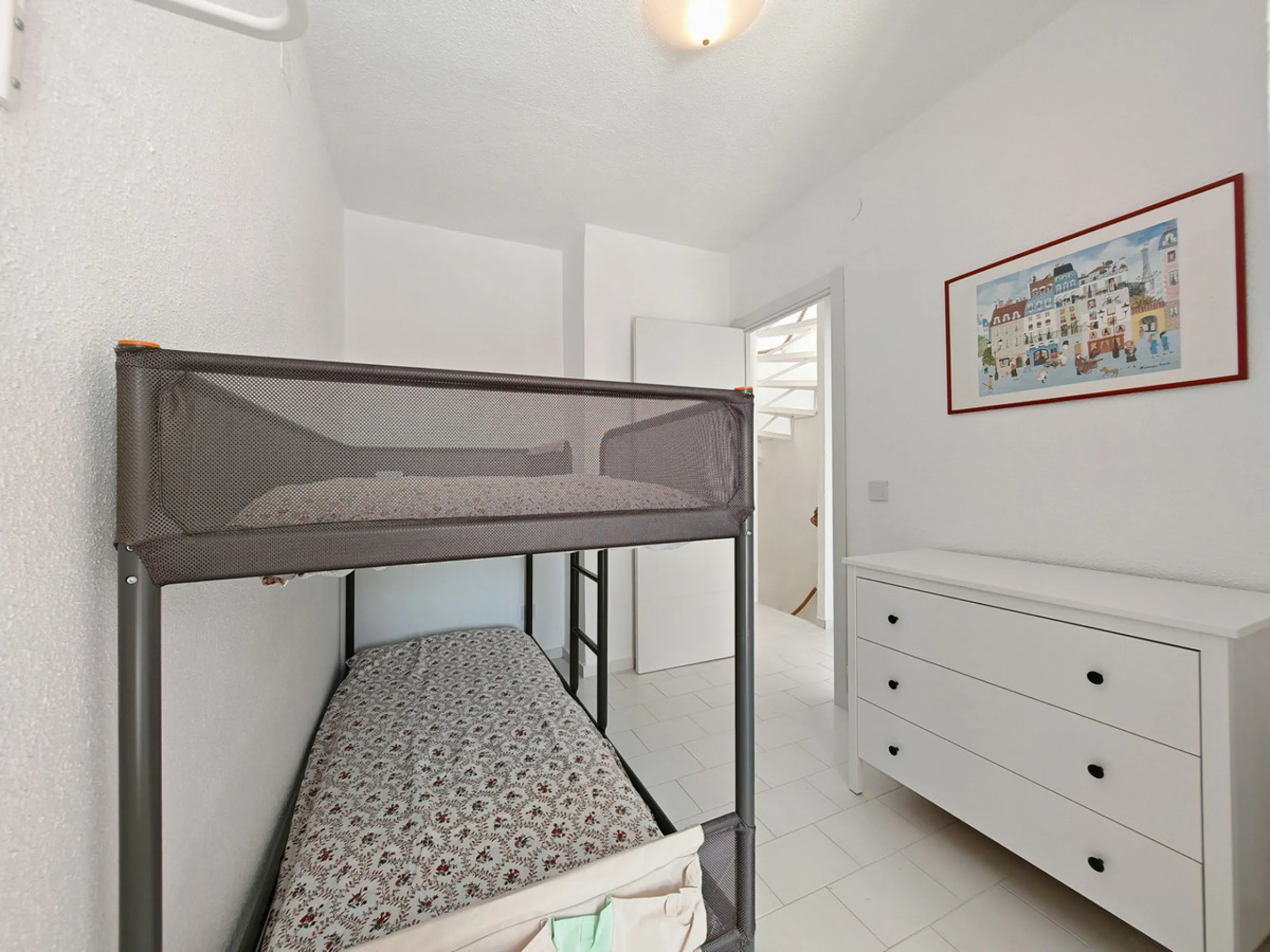 Town House for sale in , Manilva with 3 bedrooms, 2 bathrooms and with orientation south/east, with communal swimming pool, private garage (1 parking spaces) and private garden. Regarding property dimensions, it has 142 m² built and 25 m² terrace. Has the