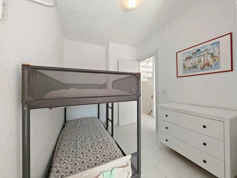 Town House for sale in , Manilva with 3 bedrooms, 2 bathrooms and with orientation south/east, with communal swimming pool, private garage (1 parking spaces) and private garden. Regarding property dimensions, it has 142 m² built and 25 m² terrace. Has the