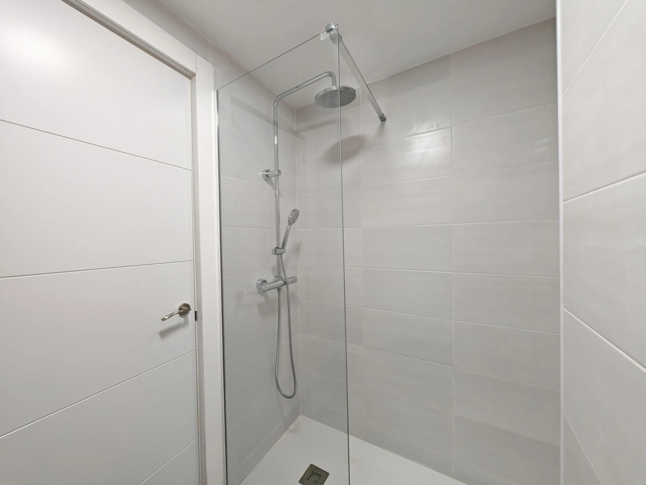 Town House for sale in , Manilva with 3 bedrooms, 2 bathrooms and with orientation south/east, with communal swimming pool, private garage (1 parking spaces) and private garden. Regarding property dimensions, it has 142 m² built and 25 m² terrace. Has the