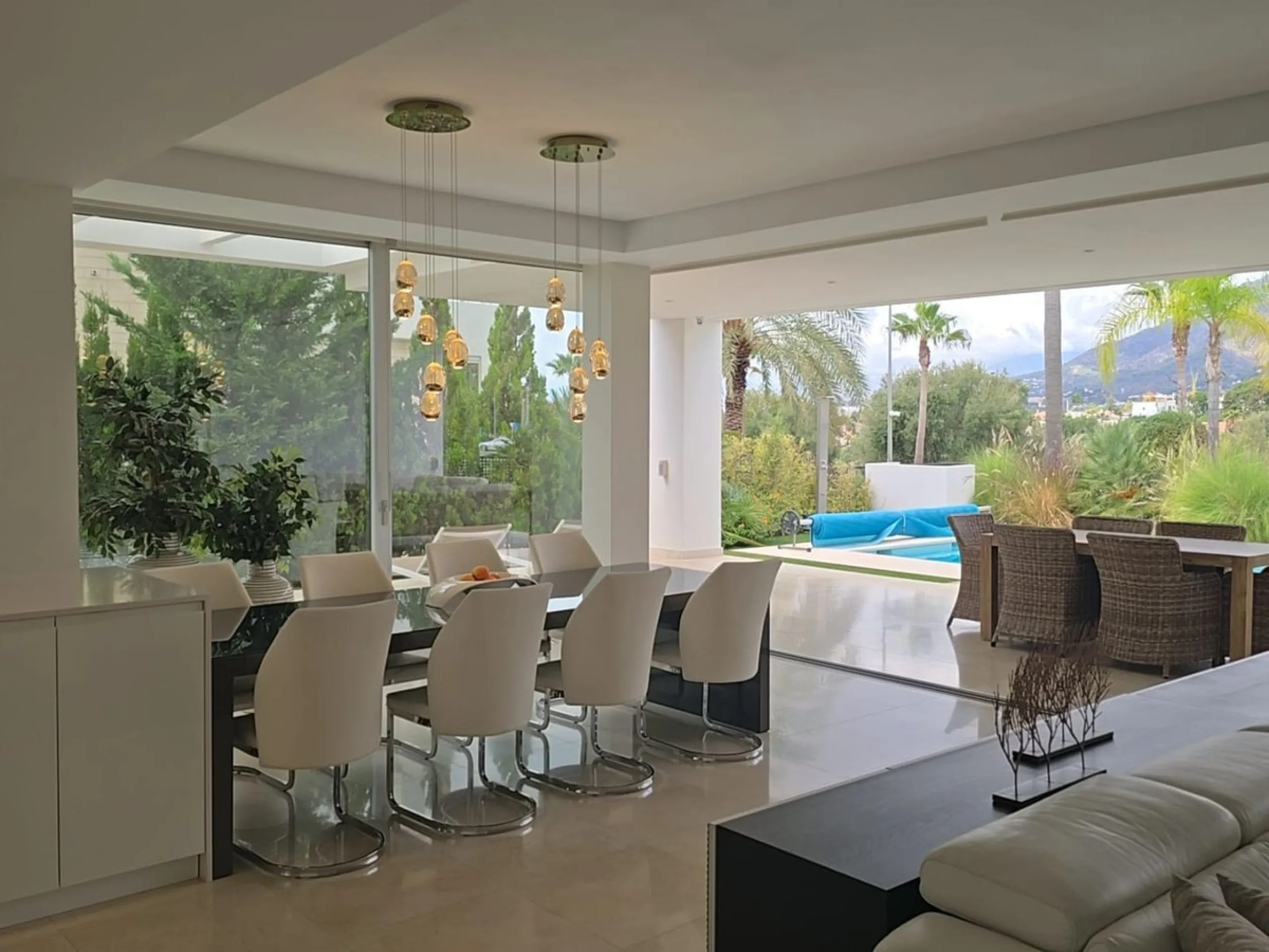 This luxurious modern villa is located in the residential community of Río Real "La Finca de Marbella", 15 minutes walk from the beach ("Trocadero Arena" restaurant), 5 minutes by car from the center of Marbella and 15 minutes from Puerto Banús. The 3-bed
