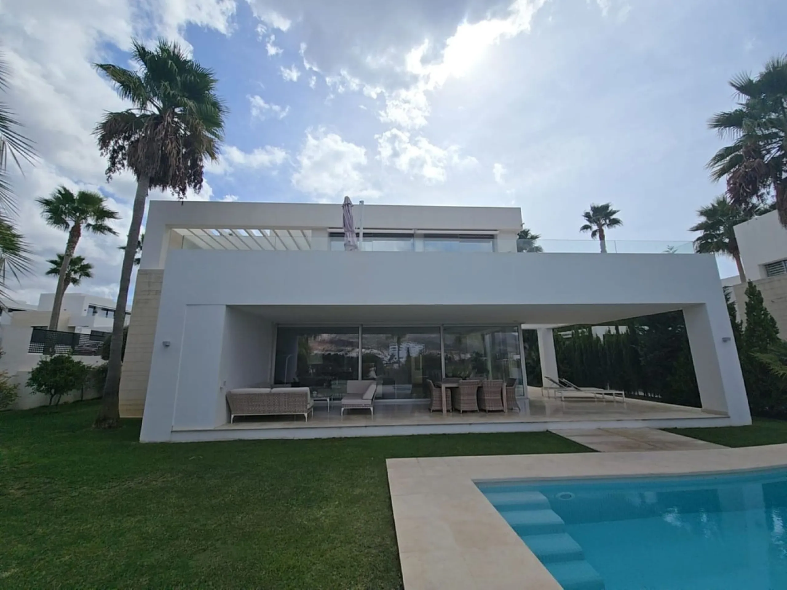 This luxurious modern villa is located in the residential community of Río Real "La Finca de Marbella", 15 minutes walk from the beach ("Trocadero Arena" restaurant), 5 minutes by car from the center of Marbella and 15 minutes from Puerto Banús. The 3-bed