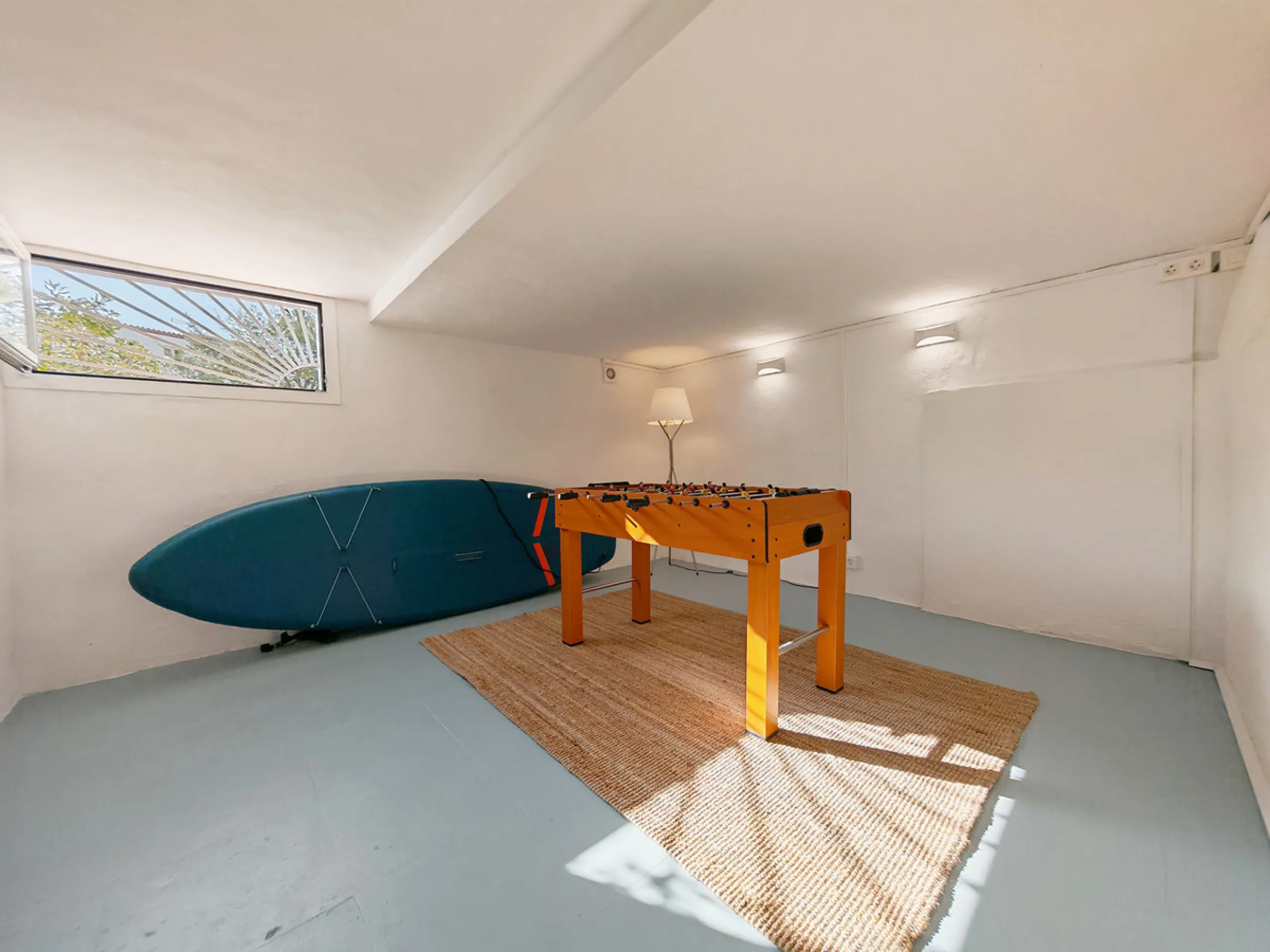 Town House for sale in , Manilva with 3 bedrooms, 2 bathrooms and with orientation south/east, with communal swimming pool, private garage (1 parking spaces) and private garden. Regarding property dimensions, it has 142 m² built and 25 m² terrace. Has the