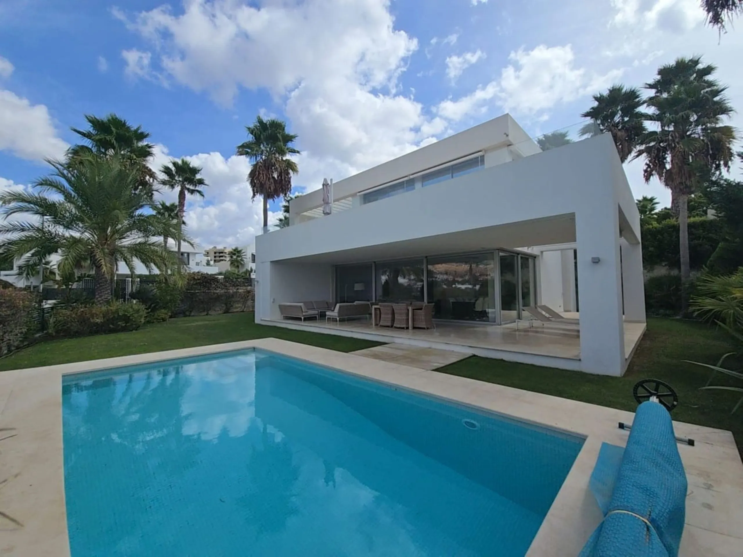 This luxurious modern villa is located in the residential community of Río Real "La Finca de Marbella", 15 minutes walk from the beach ("Trocadero Arena" restaurant), 5 minutes by car from the center of Marbella and 15 minutes from Puerto Banús. The 3-bed