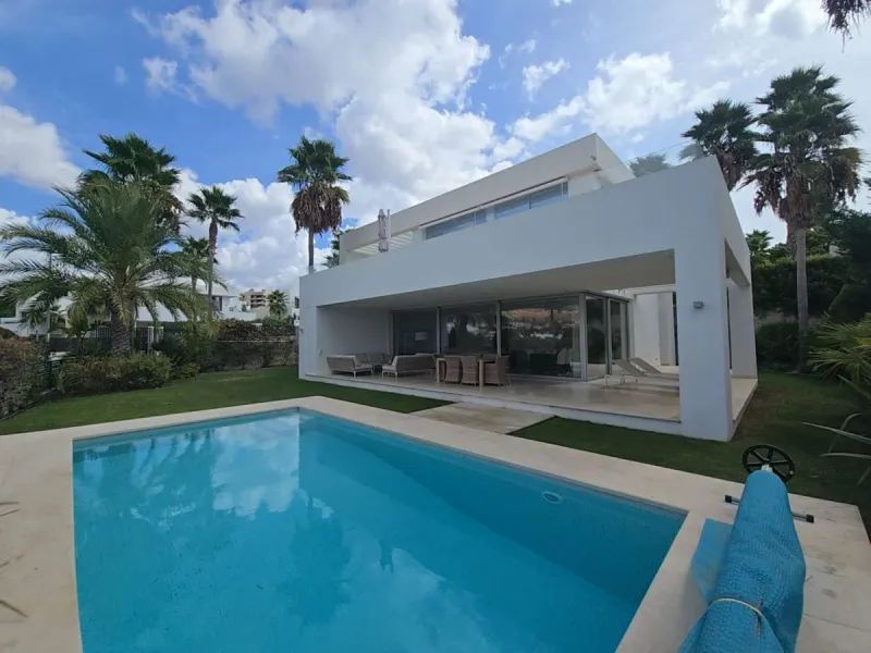 This luxurious modern villa is located in the residential community of Río Real "La Finca de Marbella", 15 minutes walk from the beach ("Trocadero Arena" restaurant), 5 minutes by car from the center of Marbella and 15 minutes from Puerto Banús. The 3-bed