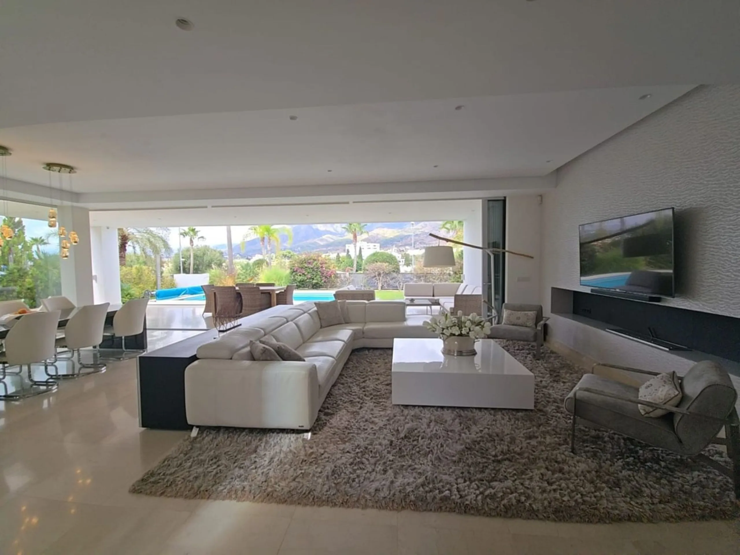 This luxurious modern villa is located in the residential community of Río Real "La Finca de Marbella", 15 minutes walk from the beach ("Trocadero Arena" restaurant), 5 minutes by car from the center of Marbella and 15 minutes from Puerto Banús. The 3-bed