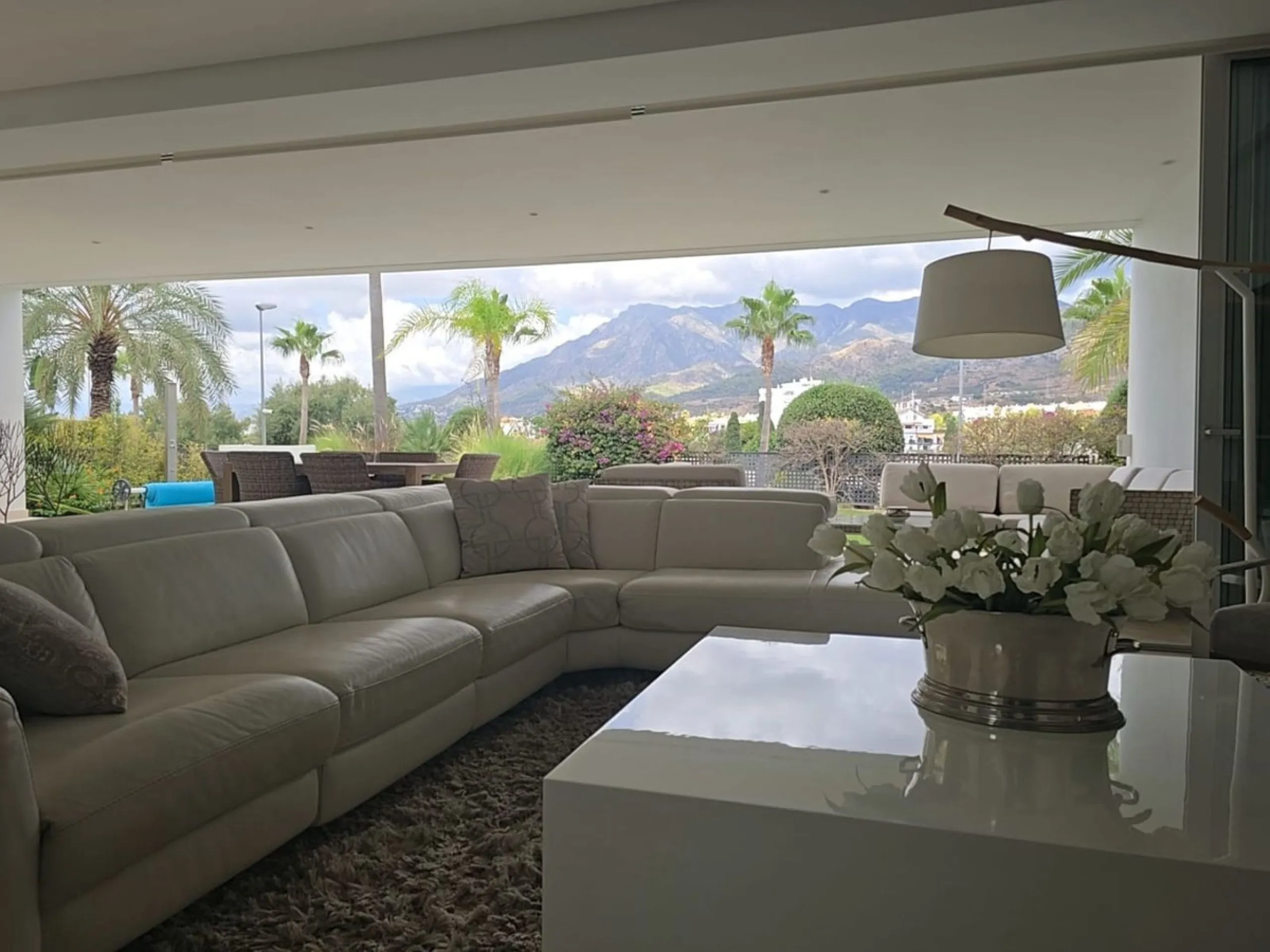 This luxurious modern villa is located in the residential community of Río Real "La Finca de Marbella", 15 minutes walk from the beach ("Trocadero Arena" restaurant), 5 minutes by car from the center of Marbella and 15 minutes from Puerto Banús. The 3-bed