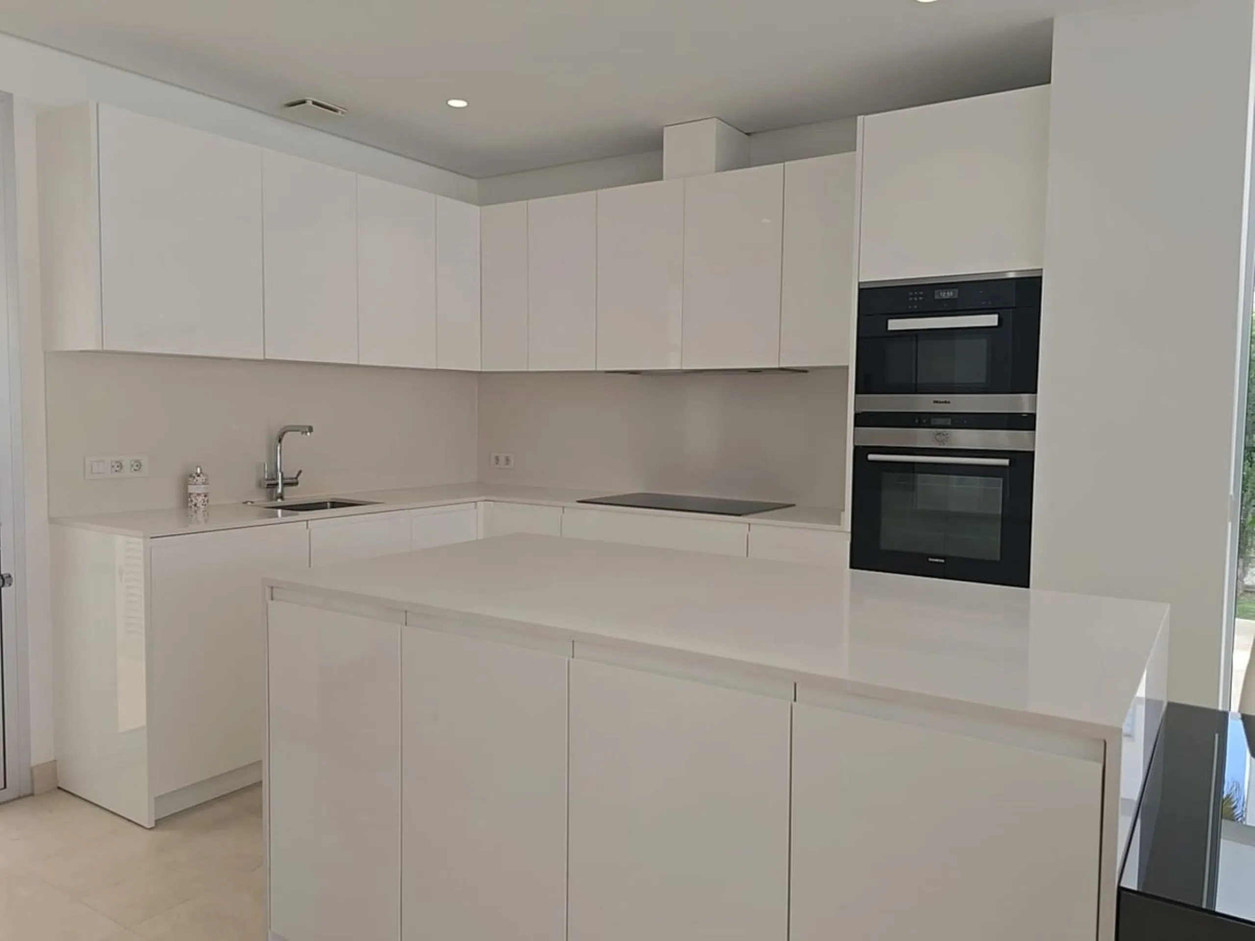 This luxurious modern villa is located in the residential community of Río Real "La Finca de Marbella", 15 minutes walk from the beach ("Trocadero Arena" restaurant), 5 minutes by car from the center of Marbella and 15 minutes from Puerto Banús. The 3-bed