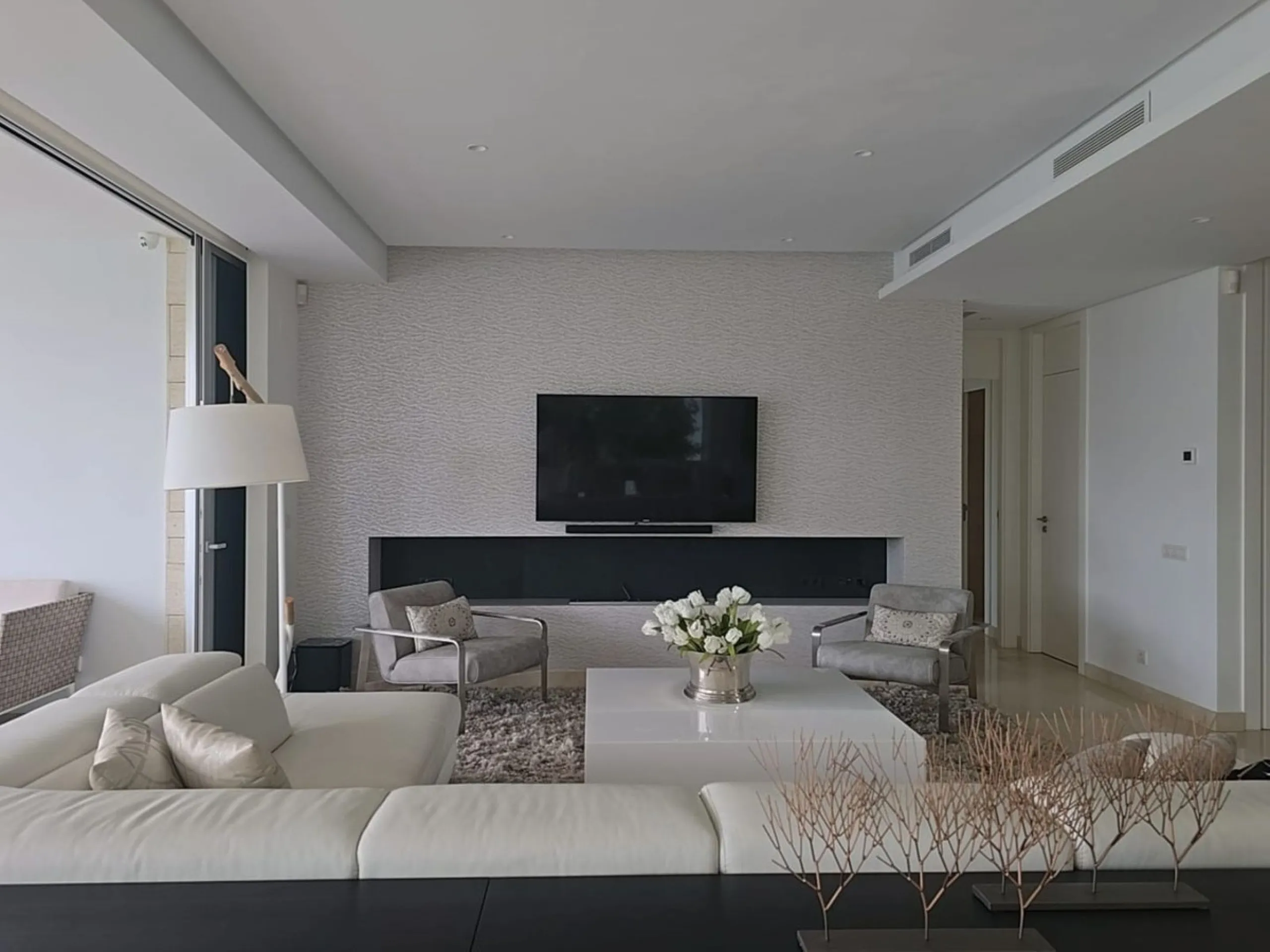 This luxurious modern villa is located in the residential community of Río Real "La Finca de Marbella", 15 minutes walk from the beach ("Trocadero Arena" restaurant), 5 minutes by car from the center of Marbella and 15 minutes from Puerto Banús. The 3-bed