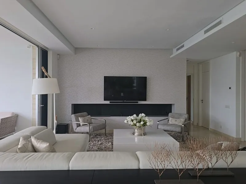 This luxurious modern villa is located in the residential community of Río Real "La Finca de Marbella", 15 minutes walk from the beach ("Trocadero Arena" restaurant), 5 minutes by car from the center of Marbella and 15 minutes from Puerto Banús. The 3-bed
