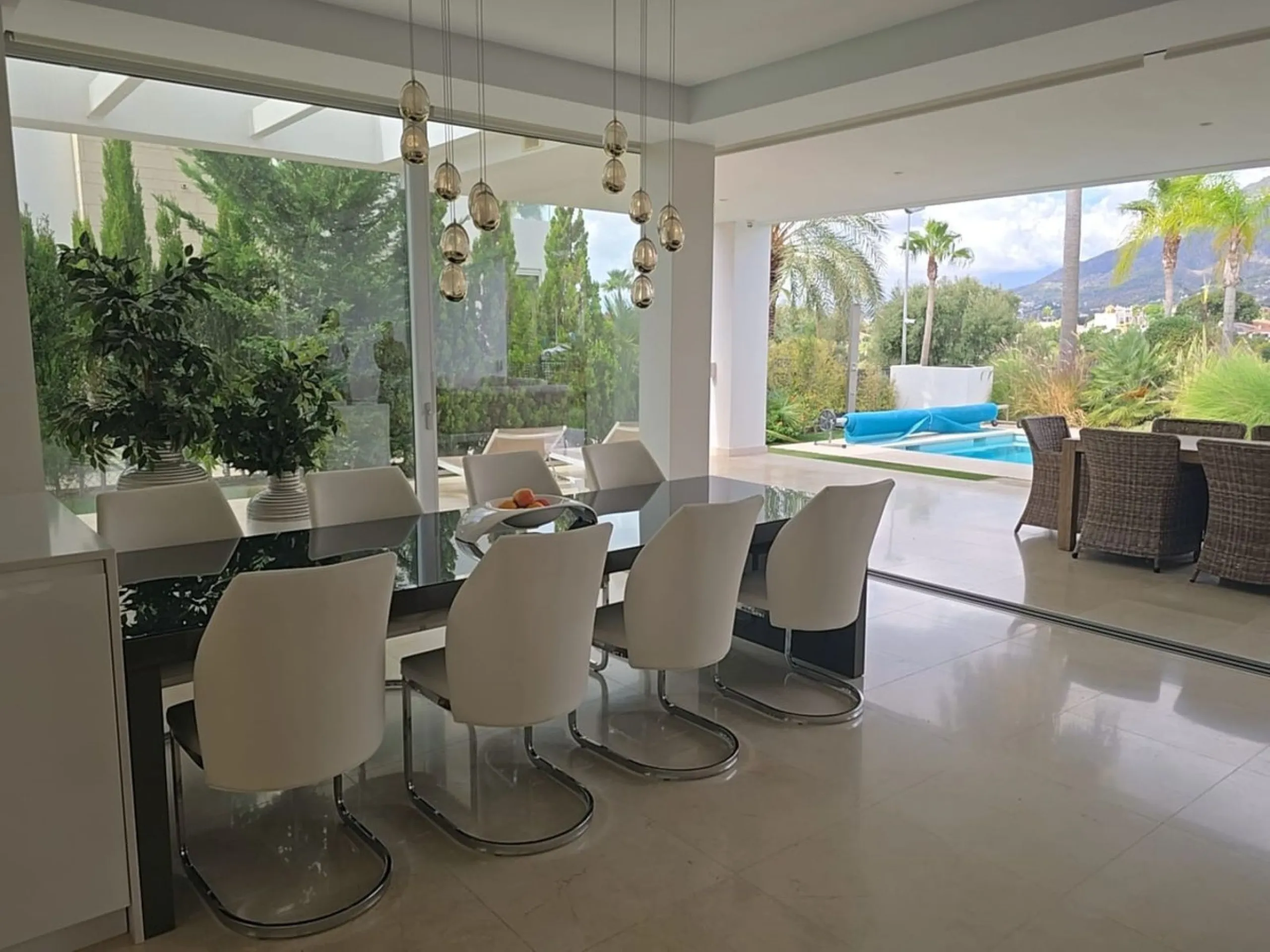 This luxurious modern villa is located in the residential community of Río Real "La Finca de Marbella", 15 minutes walk from the beach ("Trocadero Arena" restaurant), 5 minutes by car from the center of Marbella and 15 minutes from Puerto Banús. The 3-bed