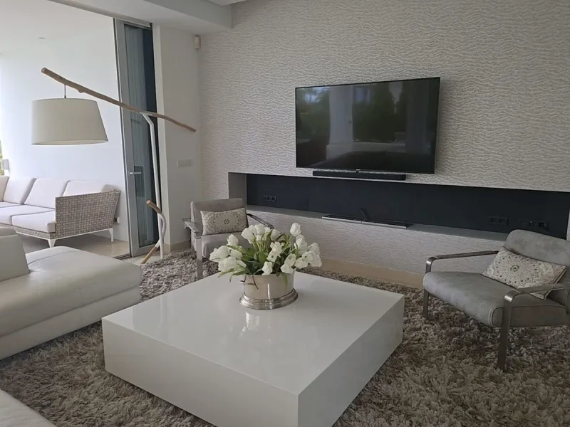 This luxurious modern villa is located in the residential community of Río Real "La Finca de Marbella", 15 minutes walk from the beach ("Trocadero Arena" restaurant), 5 minutes by car from the center of Marbella and 15 minutes from Puerto Banús. The 3-bed