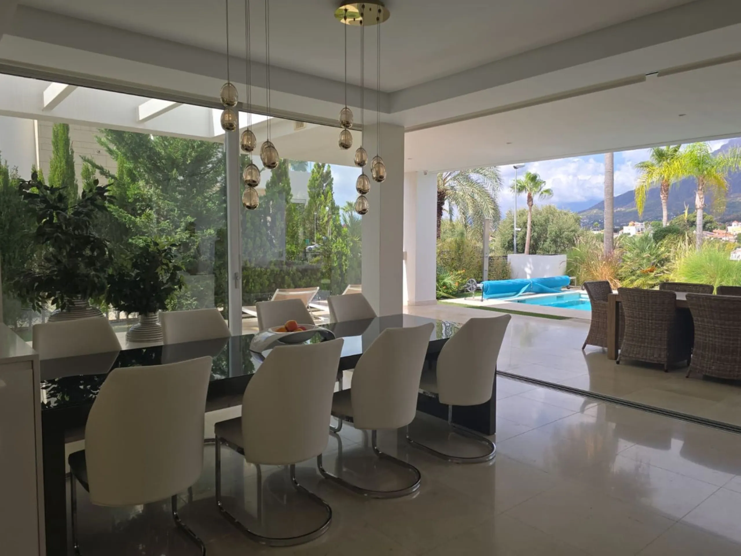 This luxurious modern villa is located in the residential community of Río Real "La Finca de Marbella", 15 minutes walk from the beach ("Trocadero Arena" restaurant), 5 minutes by car from the center of Marbella and 15 minutes from Puerto Banús. The 3-bed