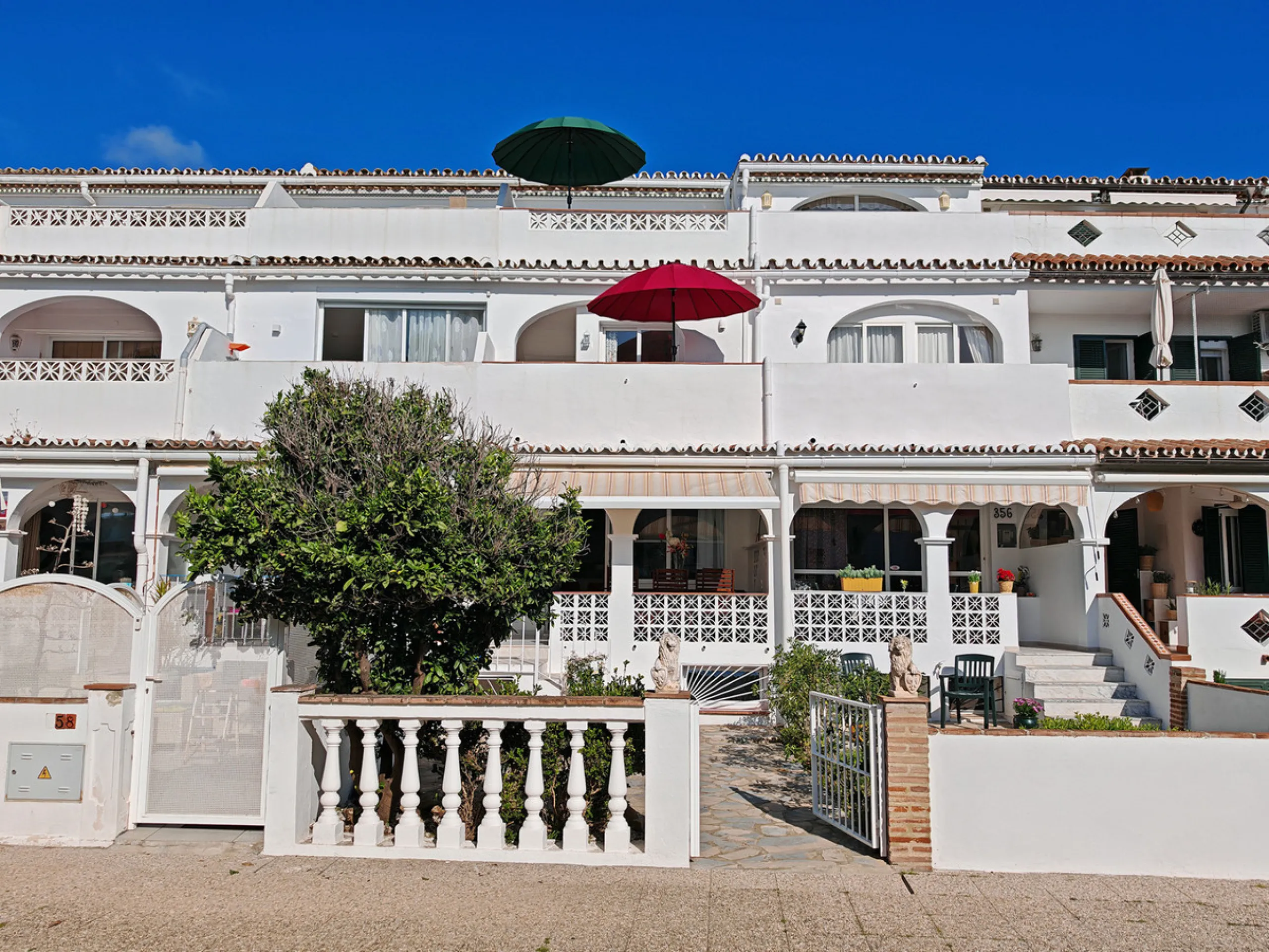 Town House for sale in , Manilva with 3 bedrooms, 2 bathrooms and with orientation south/east, with communal swimming pool, private garage (1 parking spaces) and private garden. Regarding property dimensions, it has 142 m² built and 25 m² terrace. Has the