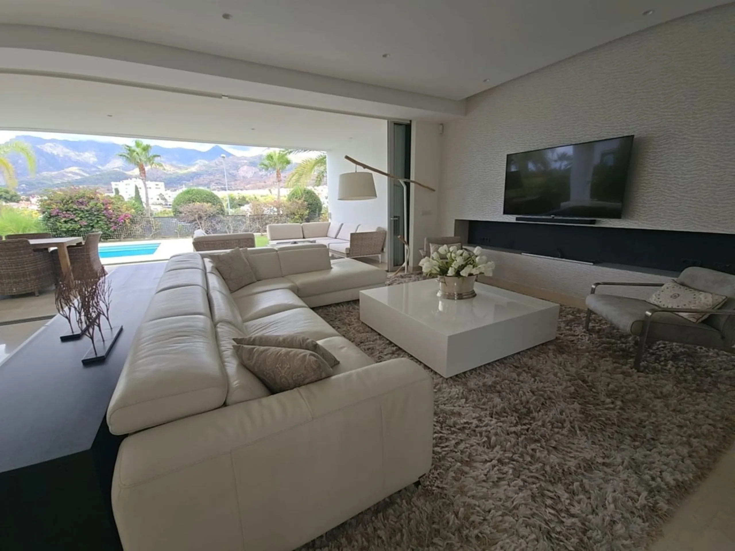 This luxurious modern villa is located in the residential community of Río Real "La Finca de Marbella", 15 minutes walk from the beach ("Trocadero Arena" restaurant), 5 minutes by car from the center of Marbella and 15 minutes from Puerto Banús. The 3-bed