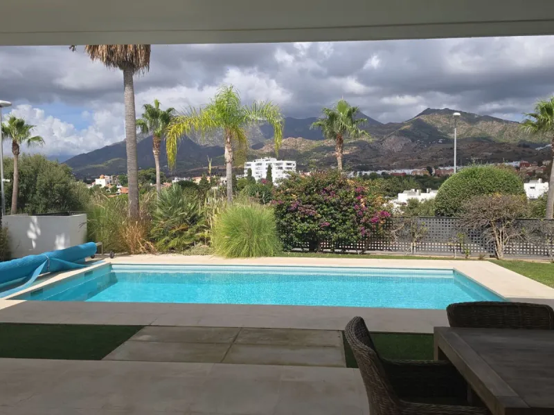 This luxurious modern villa is located in the residential community of Río Real "La Finca de Marbella", 15 minutes walk from the beach ("Trocadero Arena" restaurant), 5 minutes by car from the center of Marbella and 15 minutes from Puerto Banús. The 3-bed