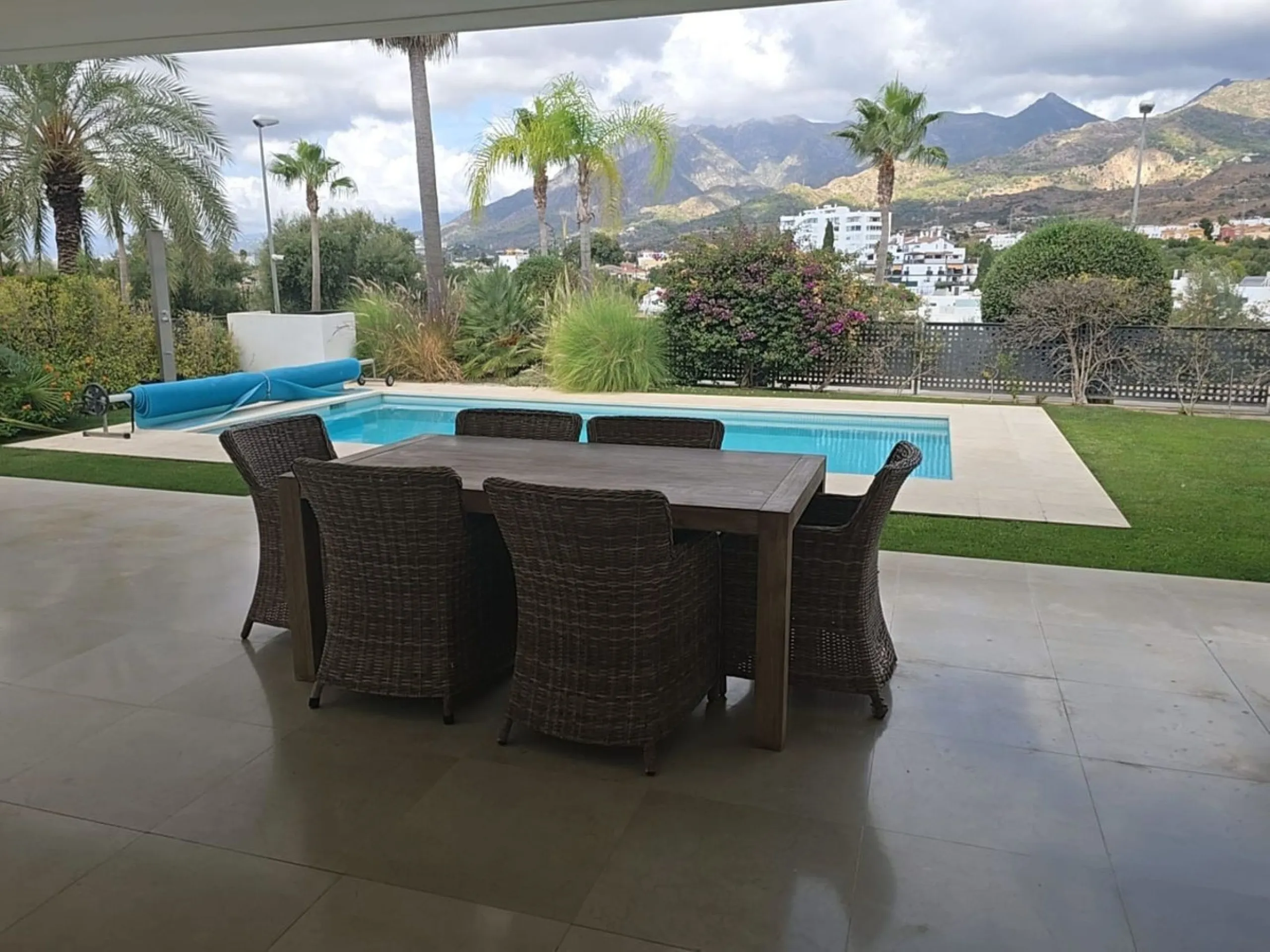 This luxurious modern villa is located in the residential community of Río Real "La Finca de Marbella", 15 minutes walk from the beach ("Trocadero Arena" restaurant), 5 minutes by car from the center of Marbella and 15 minutes from Puerto Banús. The 3-bed