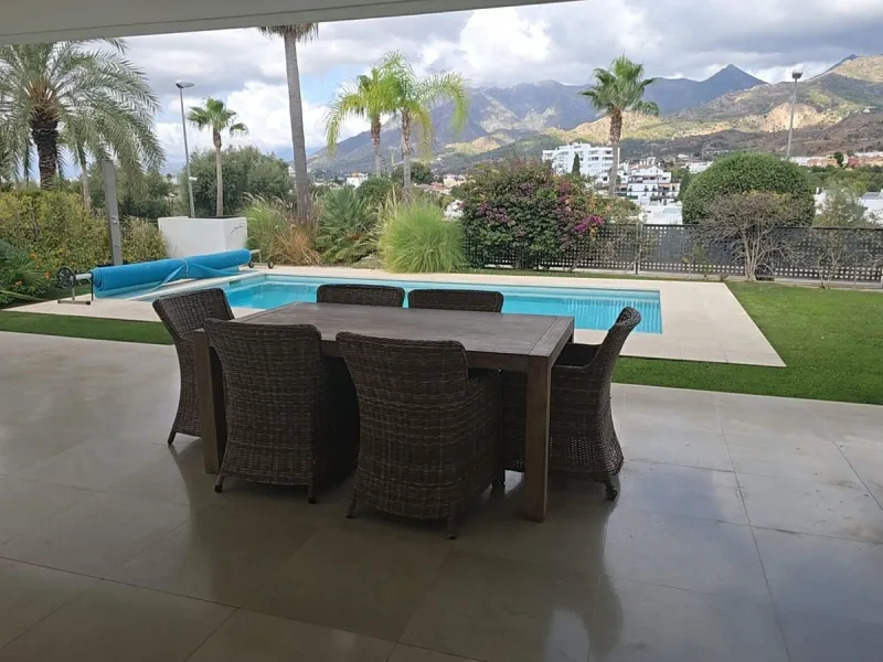 This luxurious modern villa is located in the residential community of Río Real "La Finca de Marbella", 15 minutes walk from the beach ("Trocadero Arena" restaurant), 5 minutes by car from the center of Marbella and 15 minutes from Puerto Banús. The 3-bed