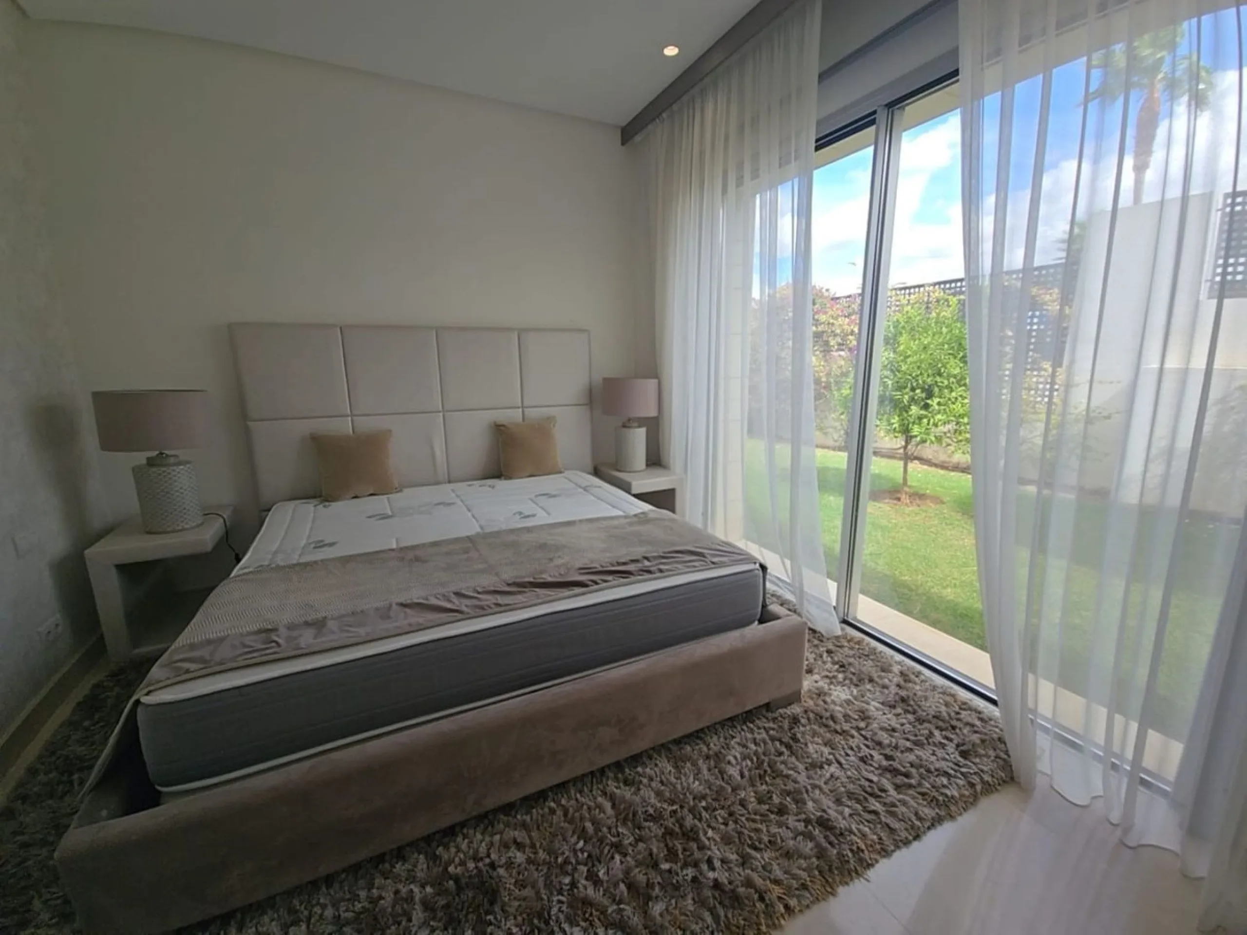 This luxurious modern villa is located in the residential community of Río Real "La Finca de Marbella", 15 minutes walk from the beach ("Trocadero Arena" restaurant), 5 minutes by car from the center of Marbella and 15 minutes from Puerto Banús. The 3-bed