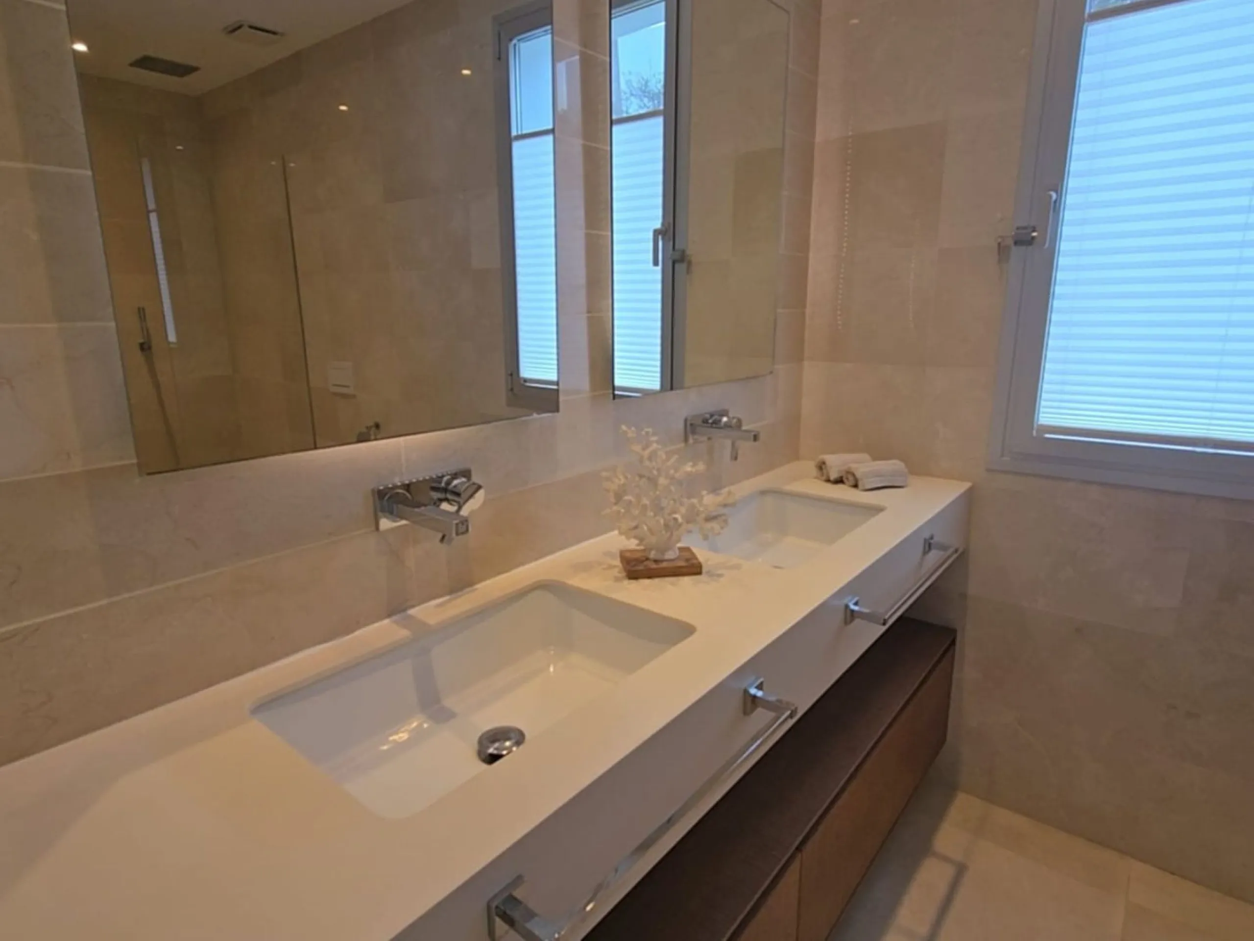 This luxurious modern villa is located in the residential community of Río Real "La Finca de Marbella", 15 minutes walk from the beach ("Trocadero Arena" restaurant), 5 minutes by car from the center of Marbella and 15 minutes from Puerto Banús. The 3-bed