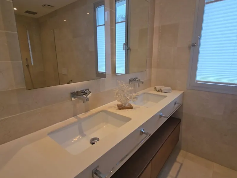 This luxurious modern villa is located in the residential community of Río Real "La Finca de Marbella", 15 minutes walk from the beach ("Trocadero Arena" restaurant), 5 minutes by car from the center of Marbella and 15 minutes from Puerto Banús. The 3-bed