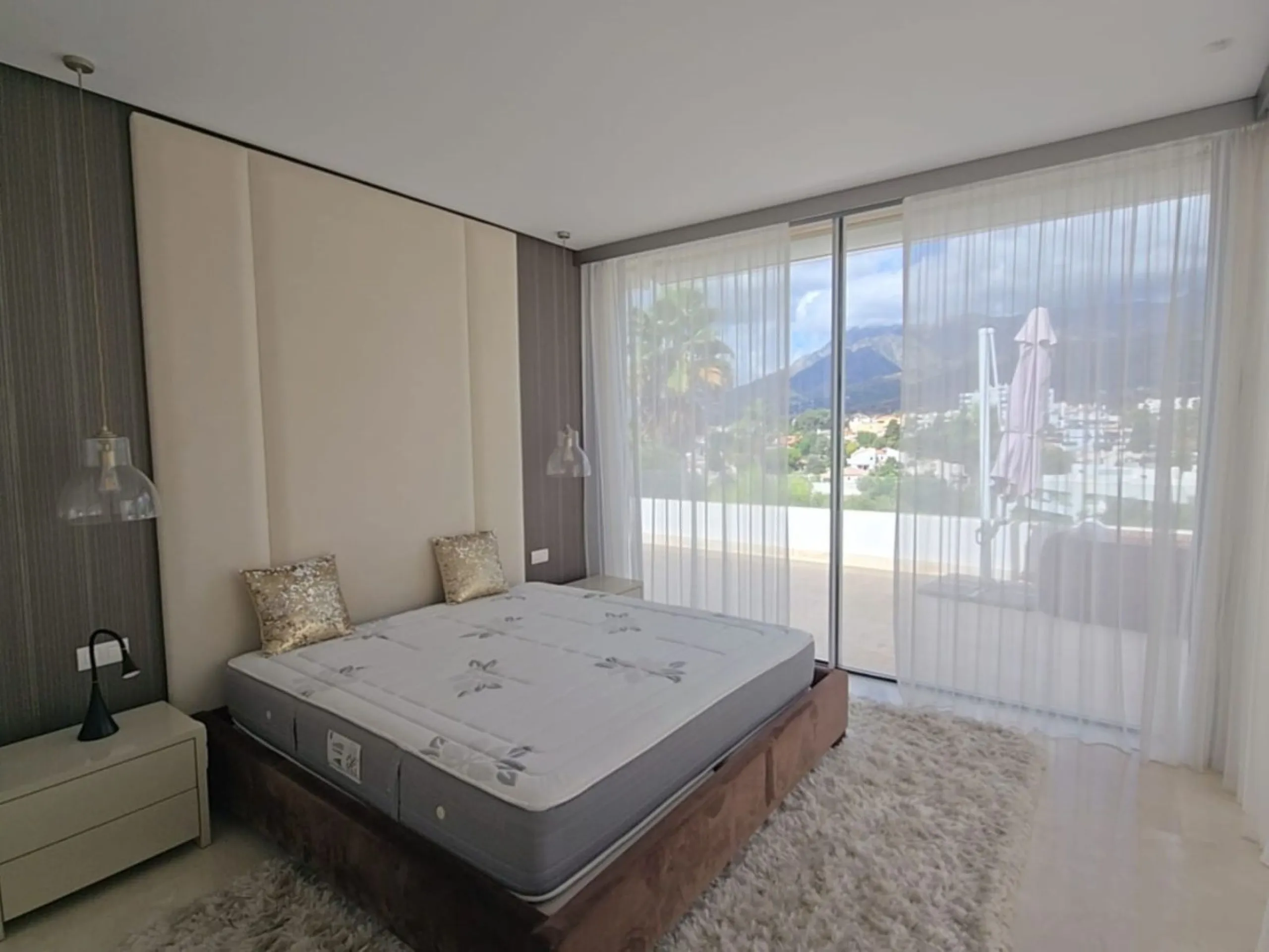 This luxurious modern villa is located in the residential community of Río Real "La Finca de Marbella", 15 minutes walk from the beach ("Trocadero Arena" restaurant), 5 minutes by car from the center of Marbella and 15 minutes from Puerto Banús. The 3-bed