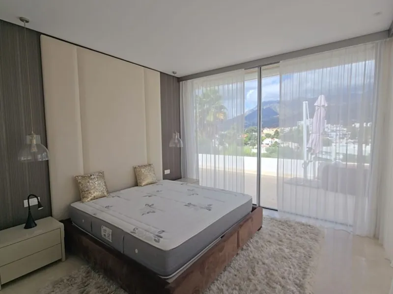 This luxurious modern villa is located in the residential community of Río Real "La Finca de Marbella", 15 minutes walk from the beach ("Trocadero Arena" restaurant), 5 minutes by car from the center of Marbella and 15 minutes from Puerto Banús. The 3-bed