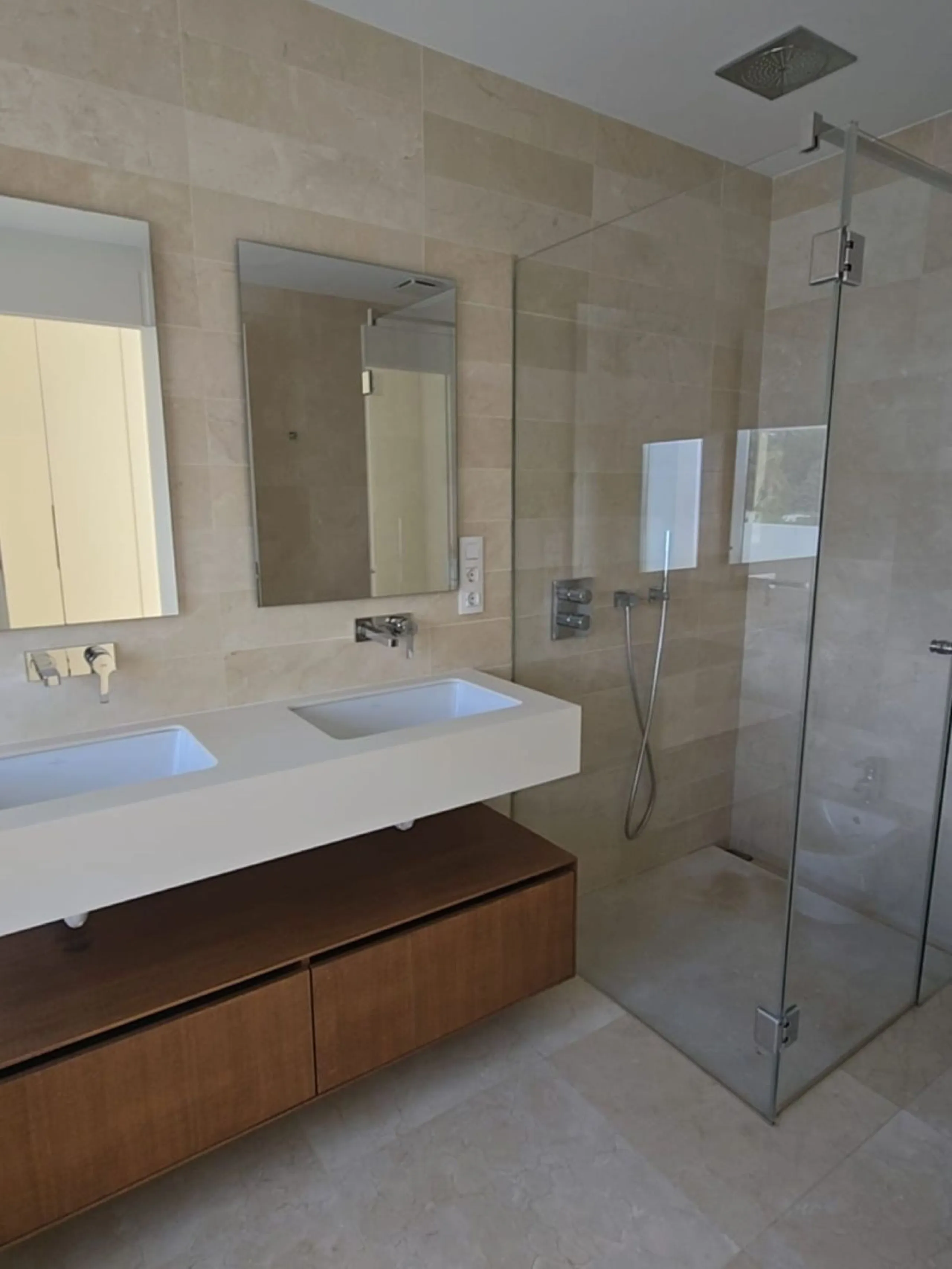 This luxurious modern villa is located in the residential community of Río Real "La Finca de Marbella", 15 minutes walk from the beach ("Trocadero Arena" restaurant), 5 minutes by car from the center of Marbella and 15 minutes from Puerto Banús. The 3-bed