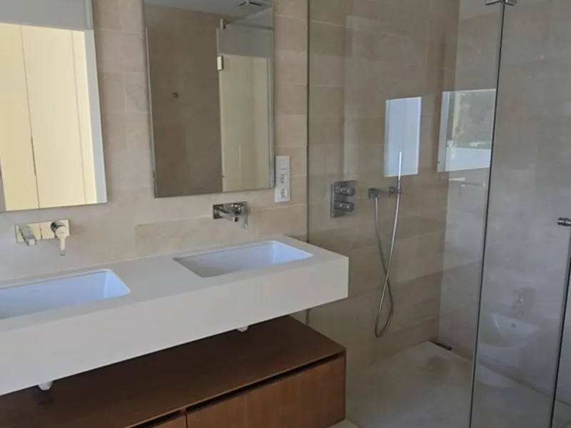 This luxurious modern villa is located in the residential community of Río Real "La Finca de Marbella", 15 minutes walk from the beach ("Trocadero Arena" restaurant), 5 minutes by car from the center of Marbella and 15 minutes from Puerto Banús. The 3-bed