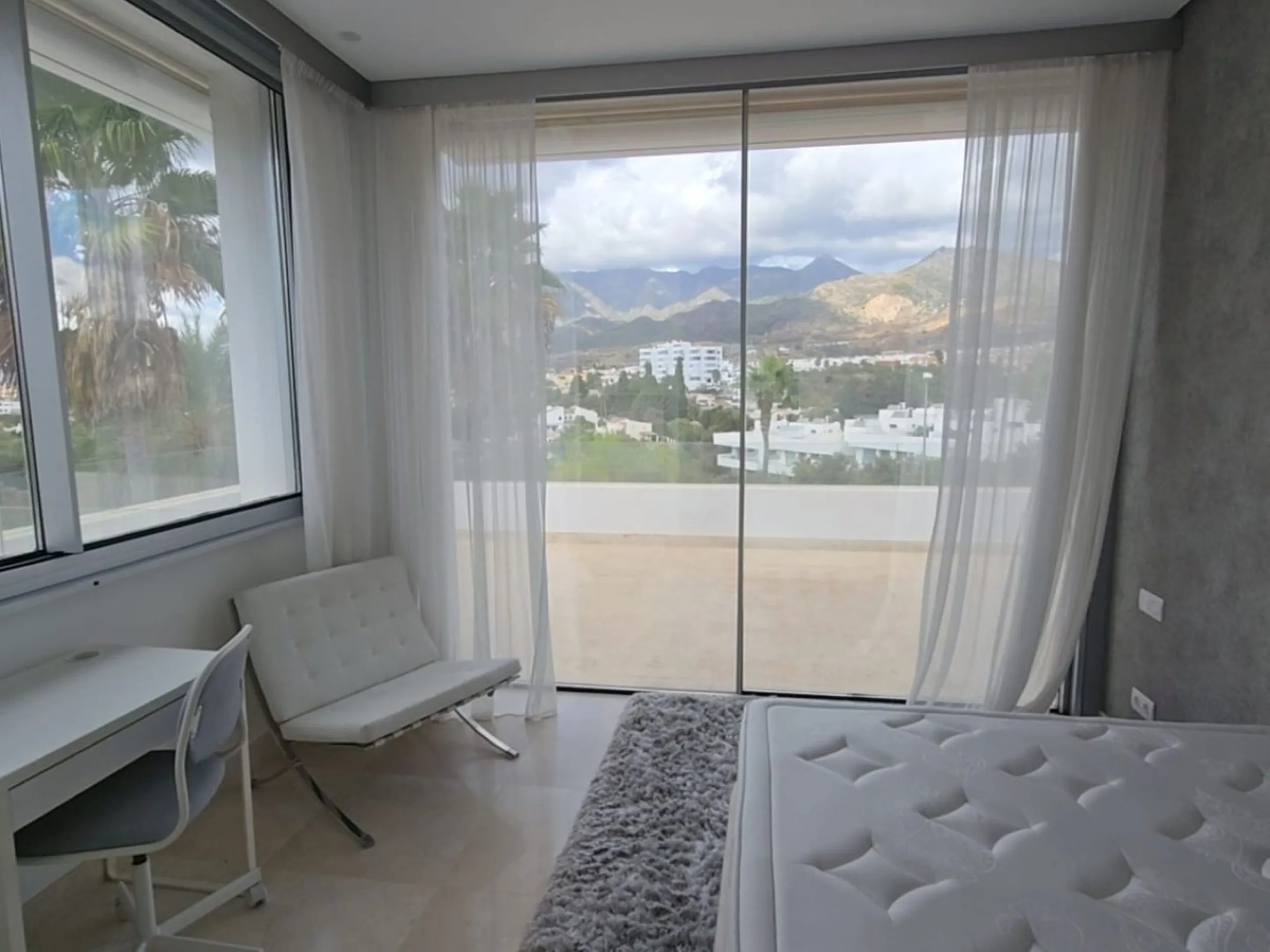 This luxurious modern villa is located in the residential community of Río Real "La Finca de Marbella", 15 minutes walk from the beach ("Trocadero Arena" restaurant), 5 minutes by car from the center of Marbella and 15 minutes from Puerto Banús. The 3-bed