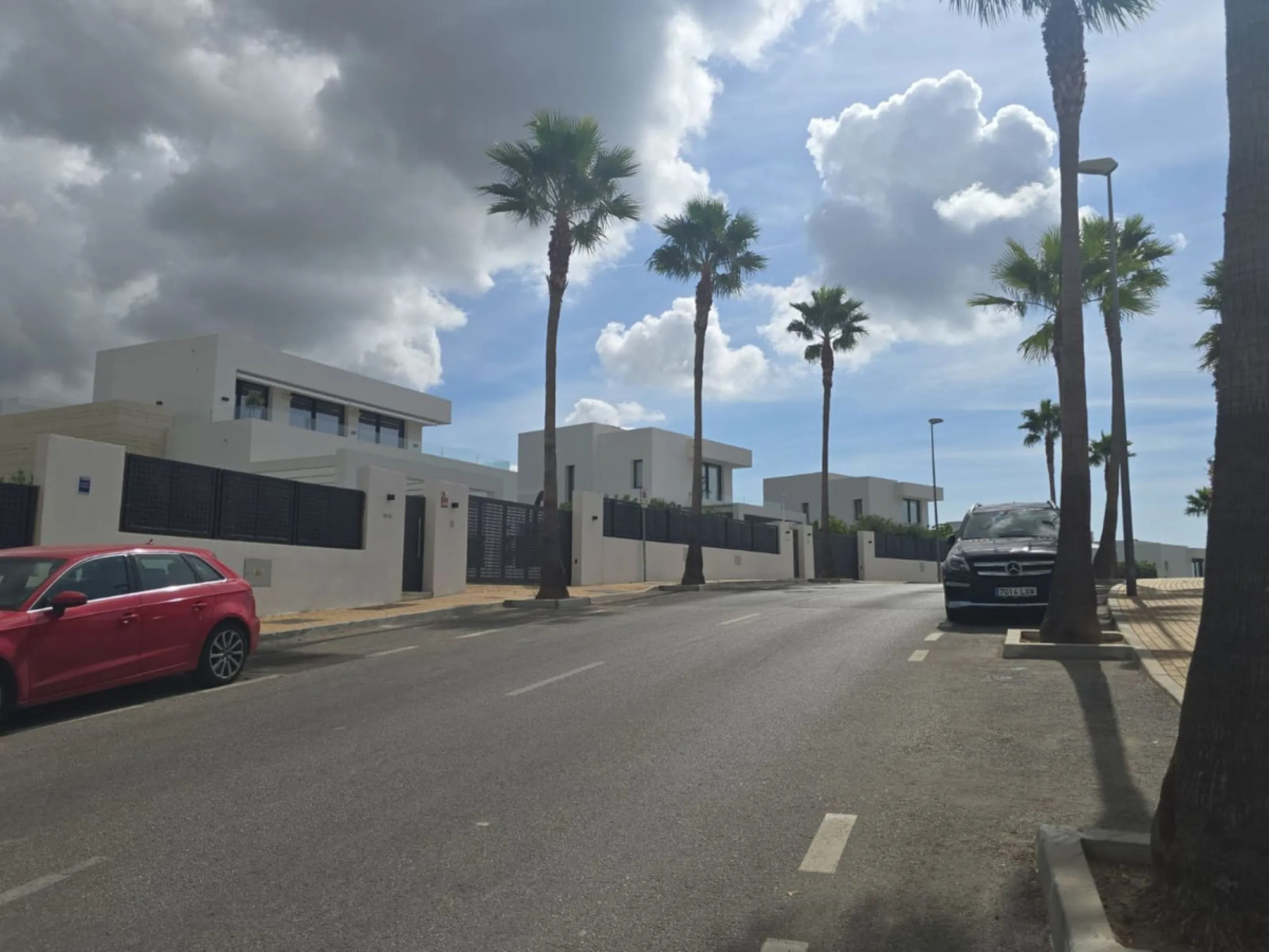 This luxurious modern villa is located in the residential community of Río Real "La Finca de Marbella", 15 minutes walk from the beach ("Trocadero Arena" restaurant), 5 minutes by car from the center of Marbella and 15 minutes from Puerto Banús. The 3-bed