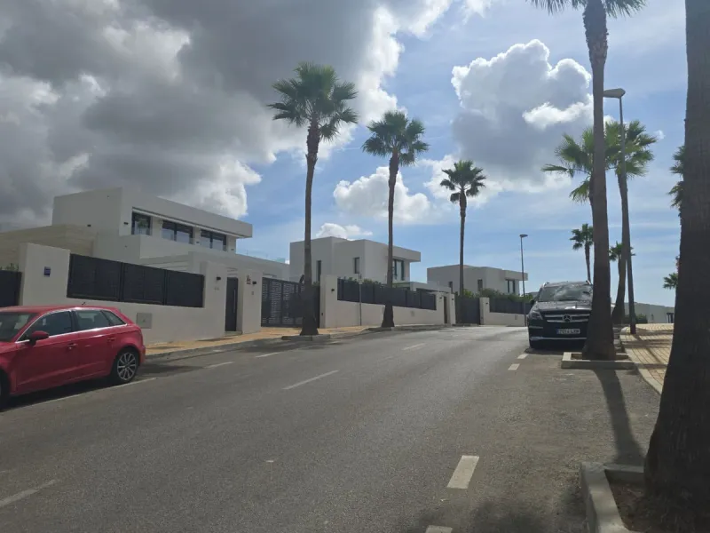 This luxurious modern villa is located in the residential community of Río Real "La Finca de Marbella", 15 minutes walk from the beach ("Trocadero Arena" restaurant), 5 minutes by car from the center of Marbella and 15 minutes from Puerto Banús. The 3-bed
