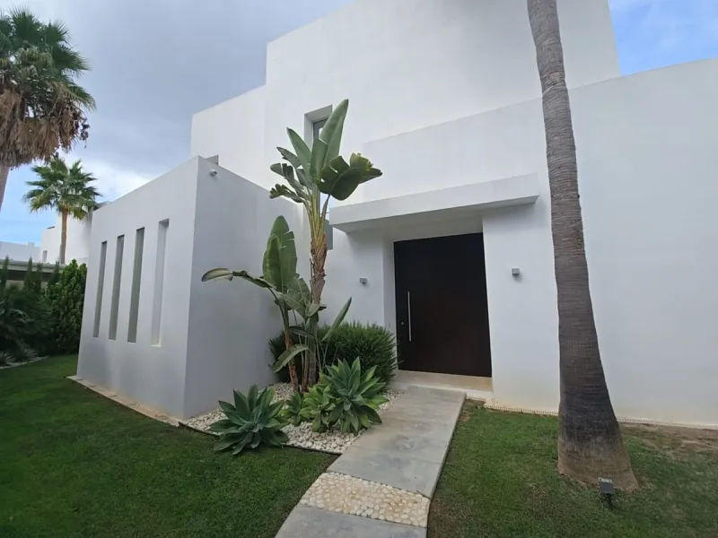 This luxurious modern villa is located in the residential community of Río Real "La Finca de Marbella", 15 minutes walk from the beach ("Trocadero Arena" restaurant), 5 minutes by car from the center of Marbella and 15 minutes from Puerto Banús. The 3-bed