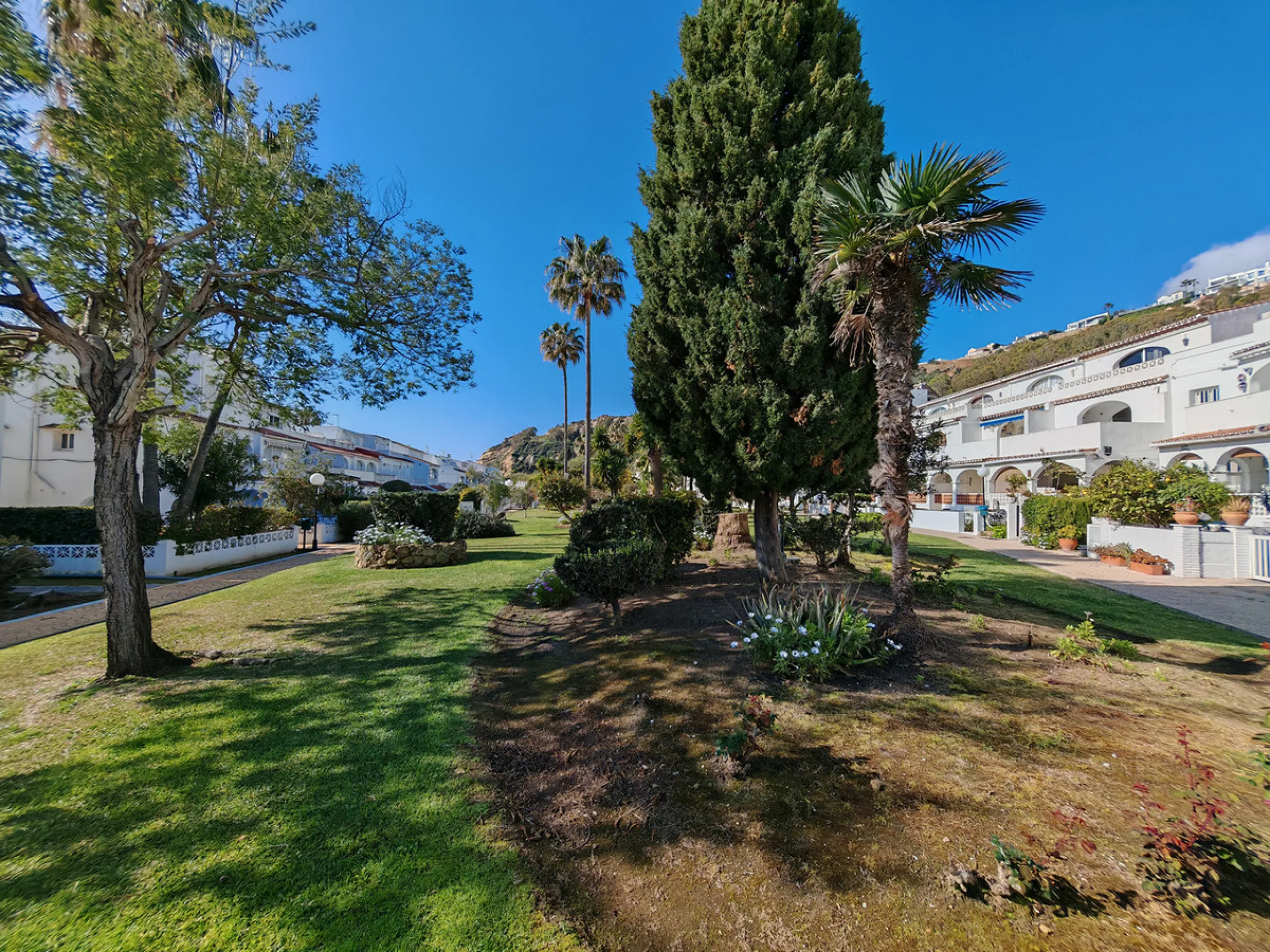 Town House for sale in , Manilva with 3 bedrooms, 2 bathrooms and with orientation south/east, with communal swimming pool, private garage (1 parking spaces) and private garden. Regarding property dimensions, it has 142 m² built and 25 m² terrace. Has the