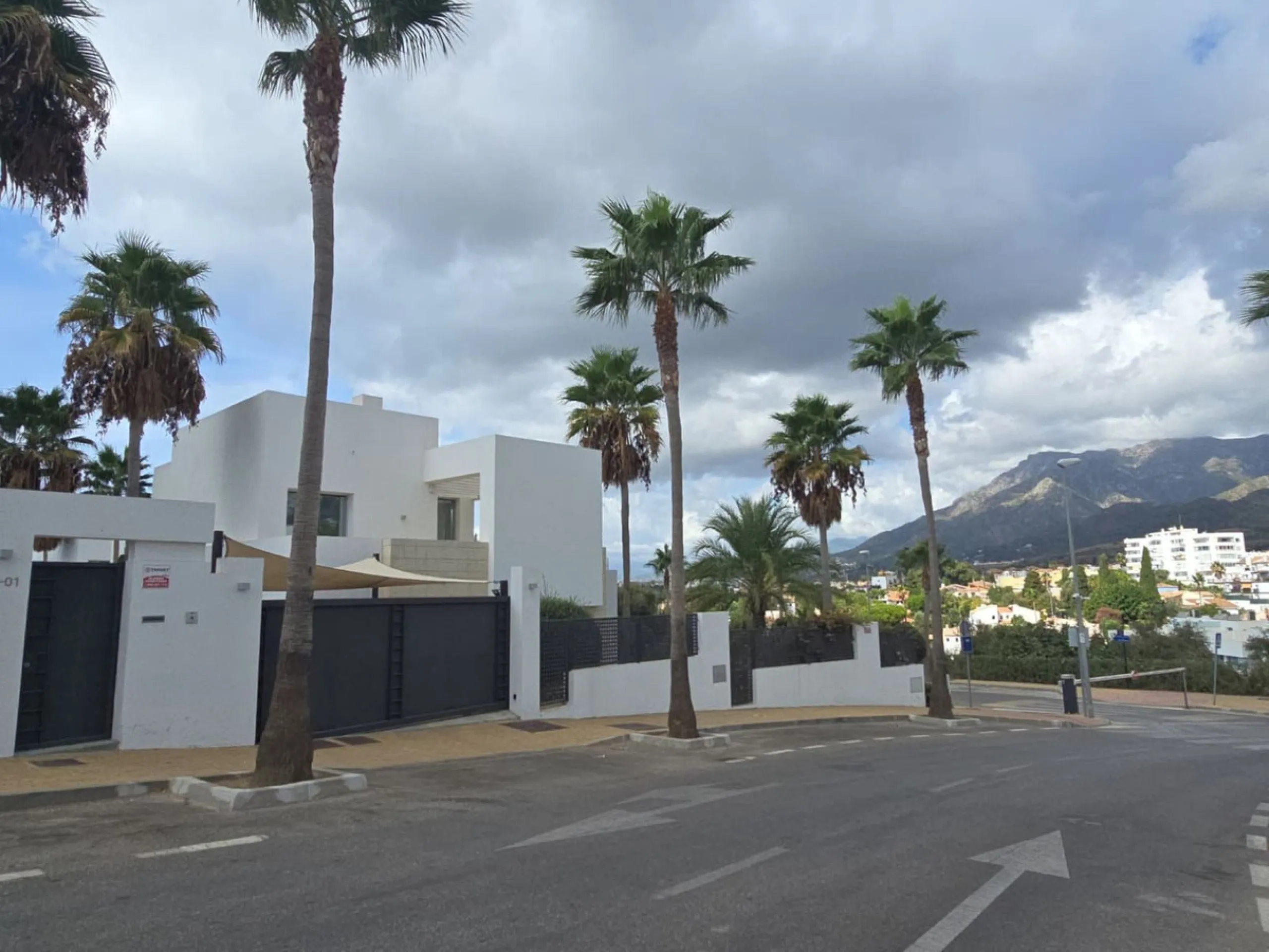 This luxurious modern villa is located in the residential community of Río Real "La Finca de Marbella", 15 minutes walk from the beach ("Trocadero Arena" restaurant), 5 minutes by car from the center of Marbella and 15 minutes from Puerto Banús. The 3-bed