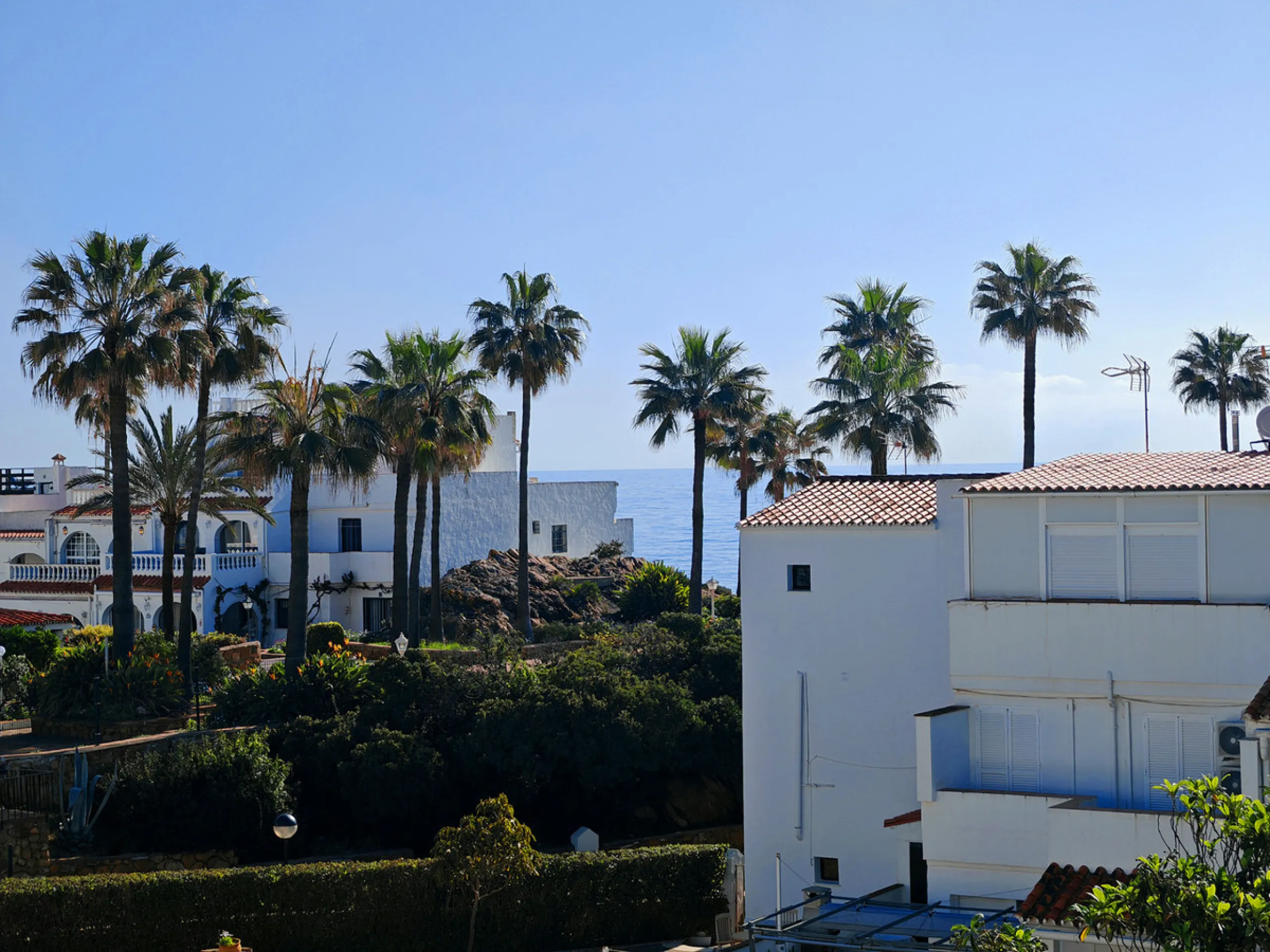 Town House for sale in , Manilva with 3 bedrooms, 2 bathrooms and with orientation south/east, with communal swimming pool, private garage (1 parking spaces) and private garden. Regarding property dimensions, it has 142 m² built and 25 m² terrace. Has the