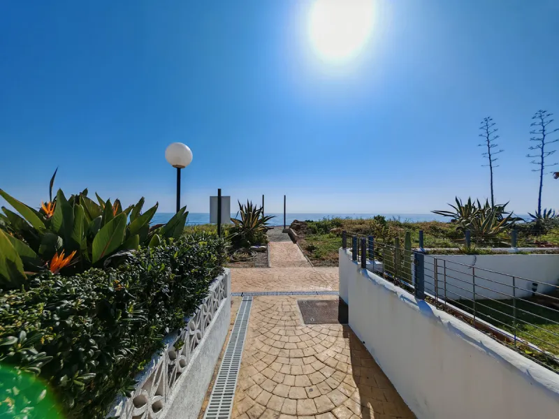 Town House for sale in , Manilva with 3 bedrooms, 2 bathrooms and with orientation south/east, with communal swimming pool, private garage (1 parking spaces) and private garden. Regarding property dimensions, it has 142 m² built and 25 m² terrace. Has the