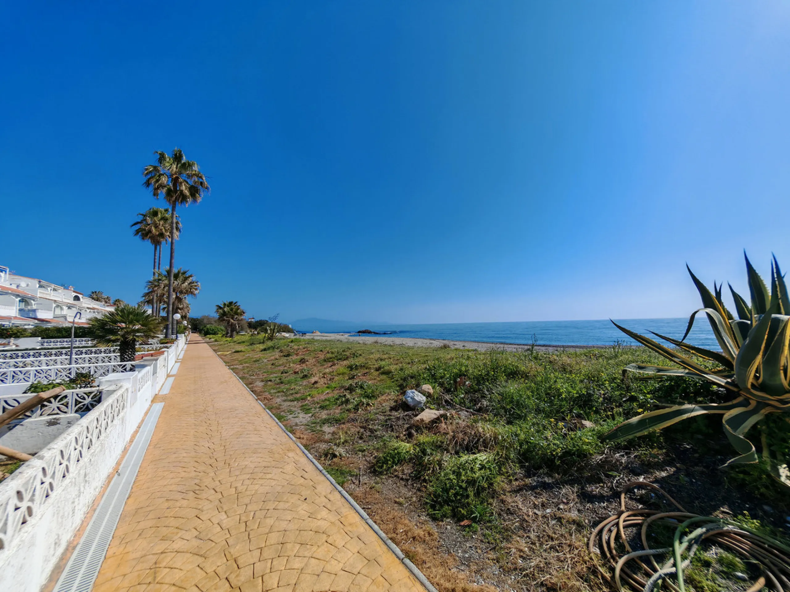 Town House for sale in , Manilva with 3 bedrooms, 2 bathrooms and with orientation south/east, with communal swimming pool, private garage (1 parking spaces) and private garden. Regarding property dimensions, it has 142 m² built and 25 m² terrace. Has the