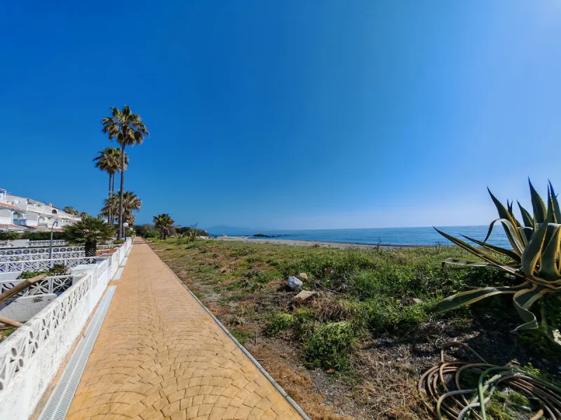 Town House for sale in , Manilva with 3 bedrooms, 2 bathrooms and with orientation south/east, with communal swimming pool, private garage (1 parking spaces) and private garden. Regarding property dimensions, it has 142 m² built and 25 m² terrace. Has the